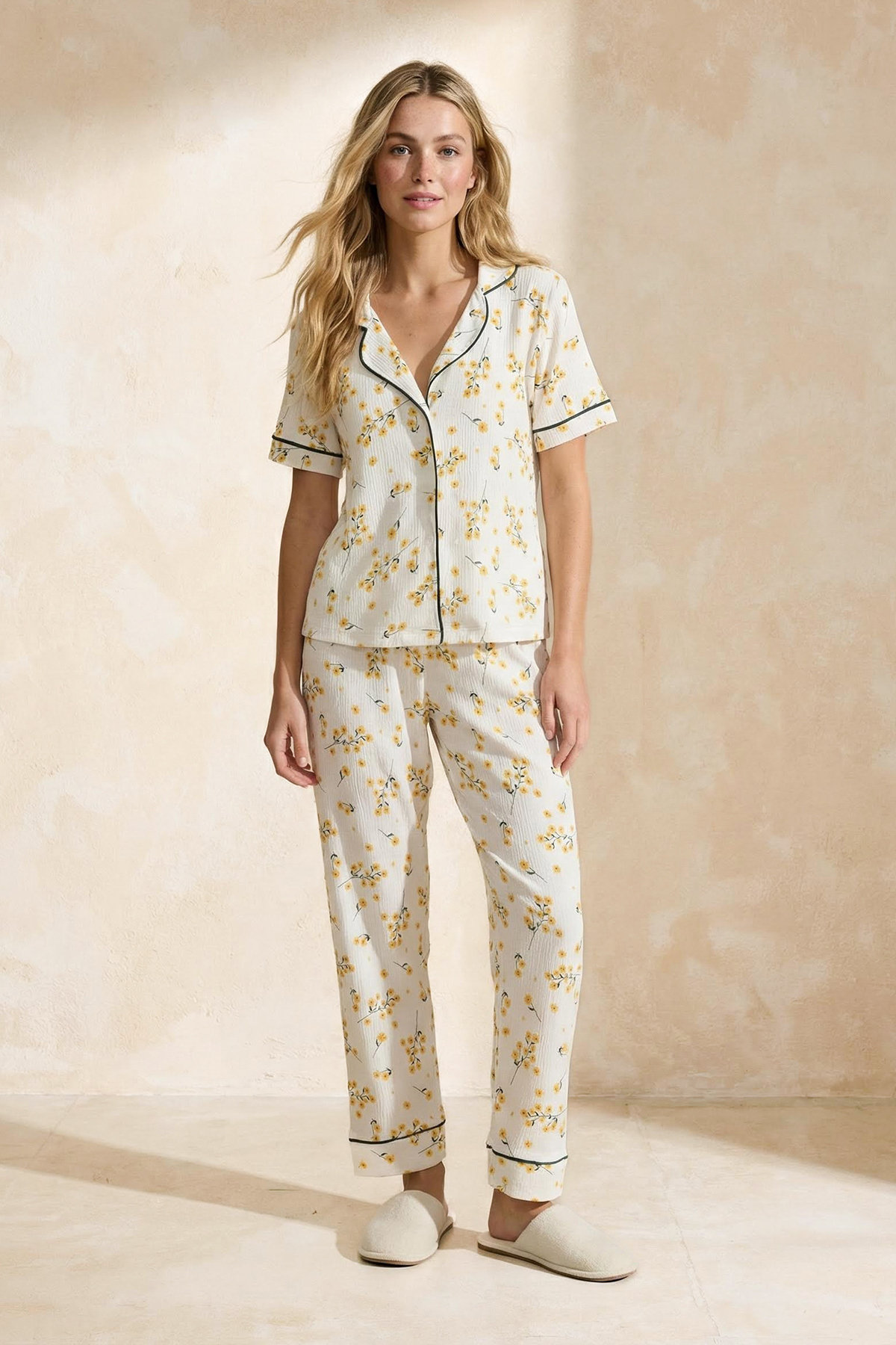 Trendyolmilla  Beyaz Çiçekli Biyeli Bürümcük Dokulu Örme Pijama Takımı THMSS26PT00020 - Görsel 2