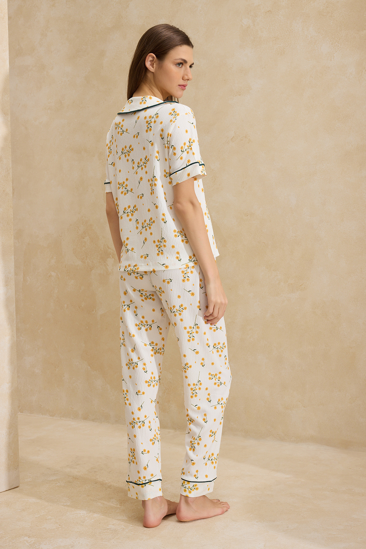 Trendyolmilla  Beyaz Çiçekli Biyeli Bürümcük Dokulu Örme Pijama Takımı THMSS26PT00020 - Görsel 4