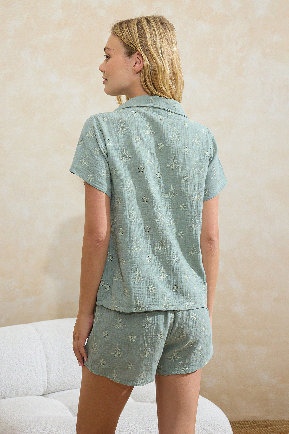 Trendyolmilla  Yeşil %100 Pamuklu Çiçekli Brode Şortlu Dokuma Pijama Takımı THMSS26PT00074 - Görsel 5