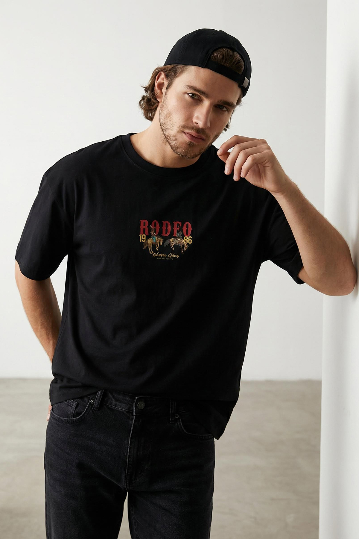 Trendyolmilla Man Siyah Oversize/Geniş Kesim Rodeo Baskılı T-Shirt TMNSS25TS00135