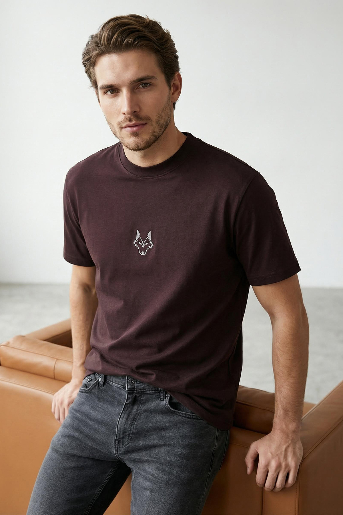 Trendyolmilla  Koyu Kahverengi Regular/Normal Kesim Kurt Nakışlı %100 T-Shirt TMNSS24TS00056