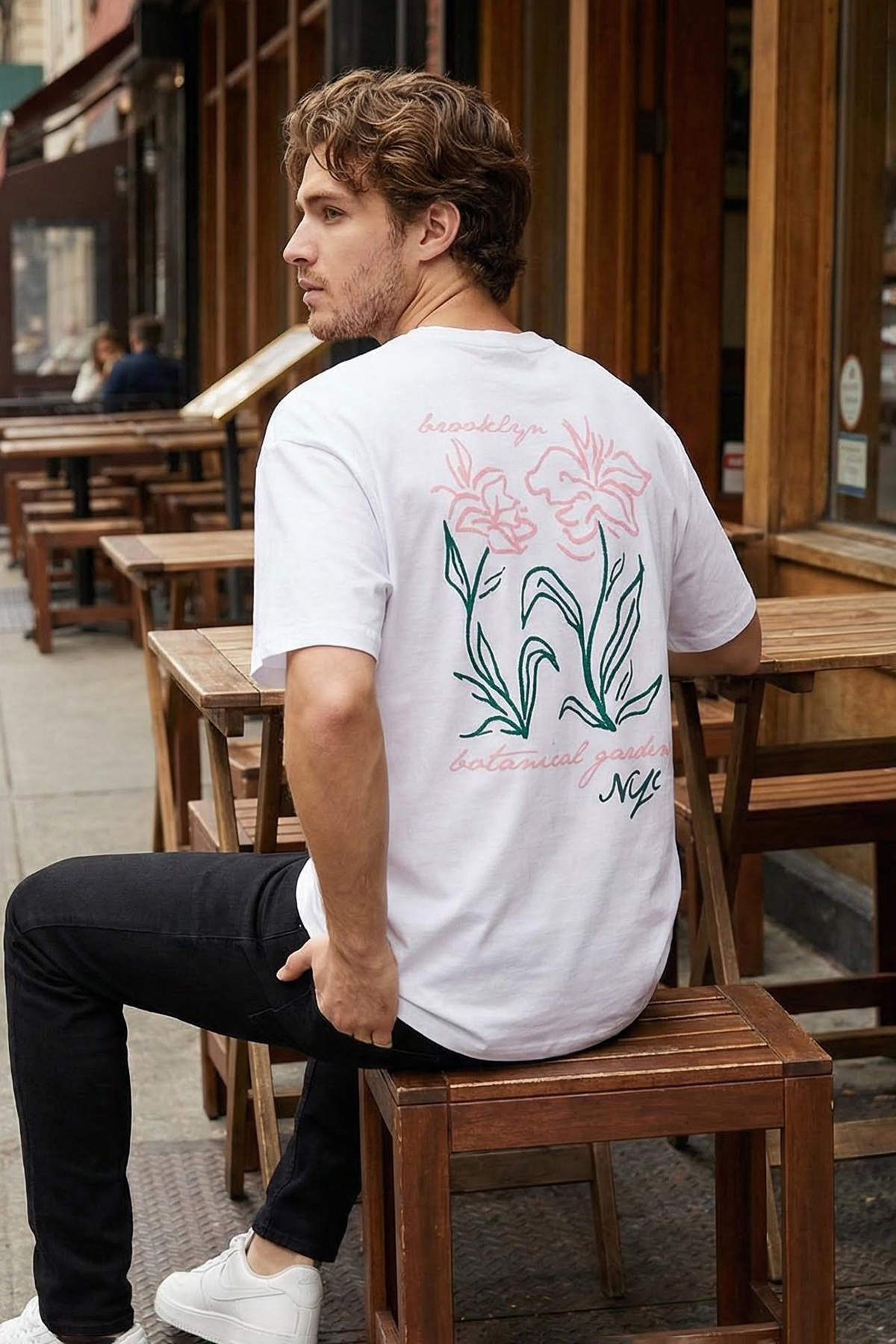 Trendyolmilla Man Beyaz Unisex Oversize/Geniş Kesim Çiçek Baskılı %100 Pamuklu T-Shirt TMNSS25TS00069