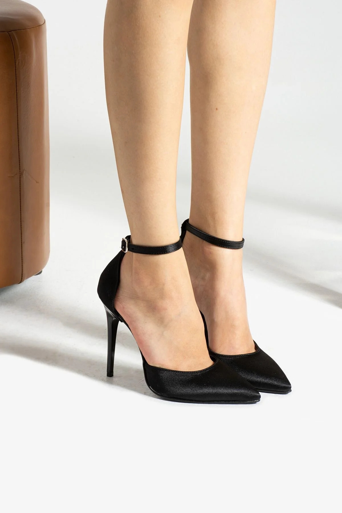 Exello  Bilek Bantlı Yüksek İnce Topuklu Siyah Saten Stiletto - Görsel 2