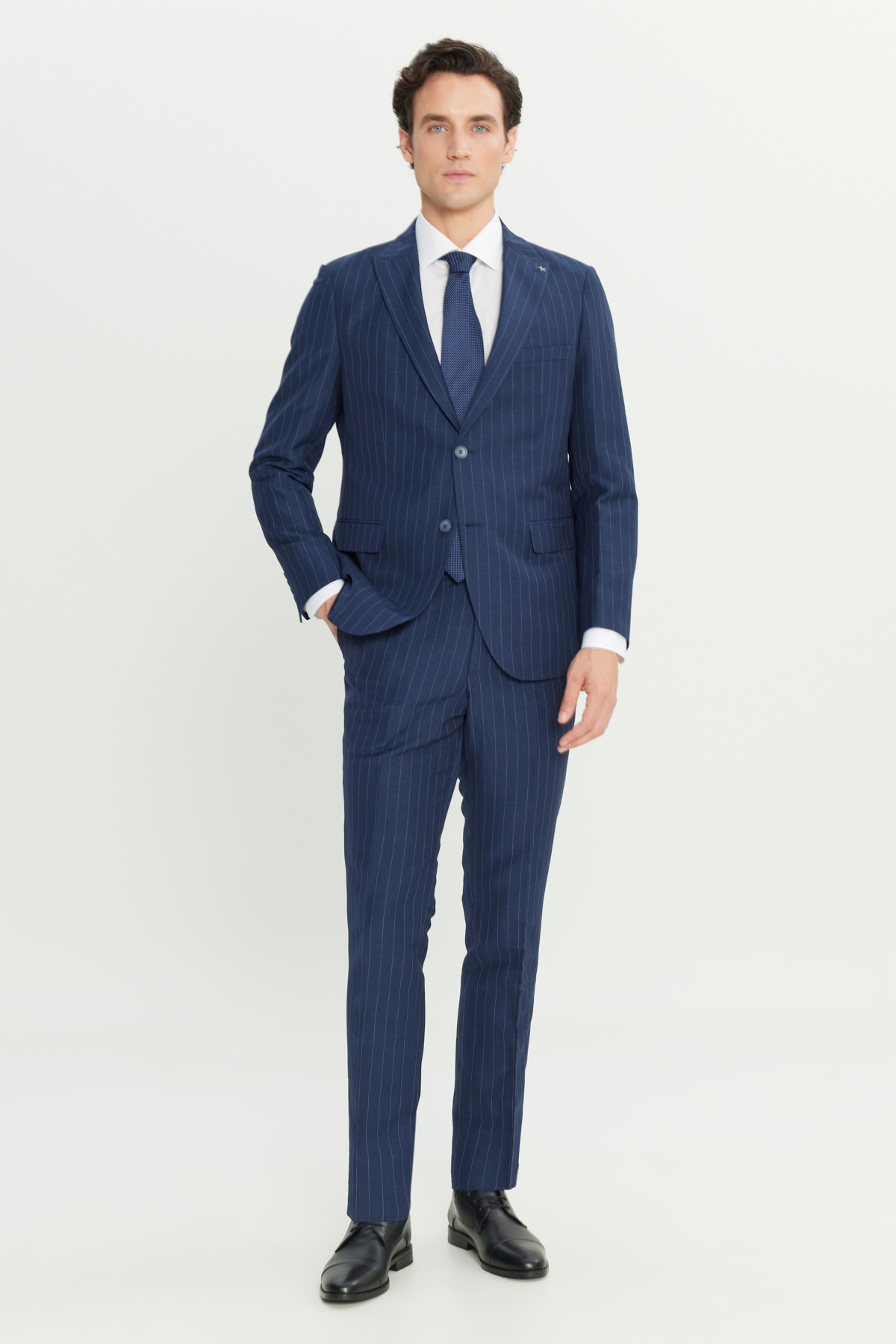 ALTINYILDIZ CLASSICS Erkek Lacivert Keten Slim Fit Dar Kesim Kırlangıç Yaka Çizgili Kapak Cepli Takım Elbise görsel 2