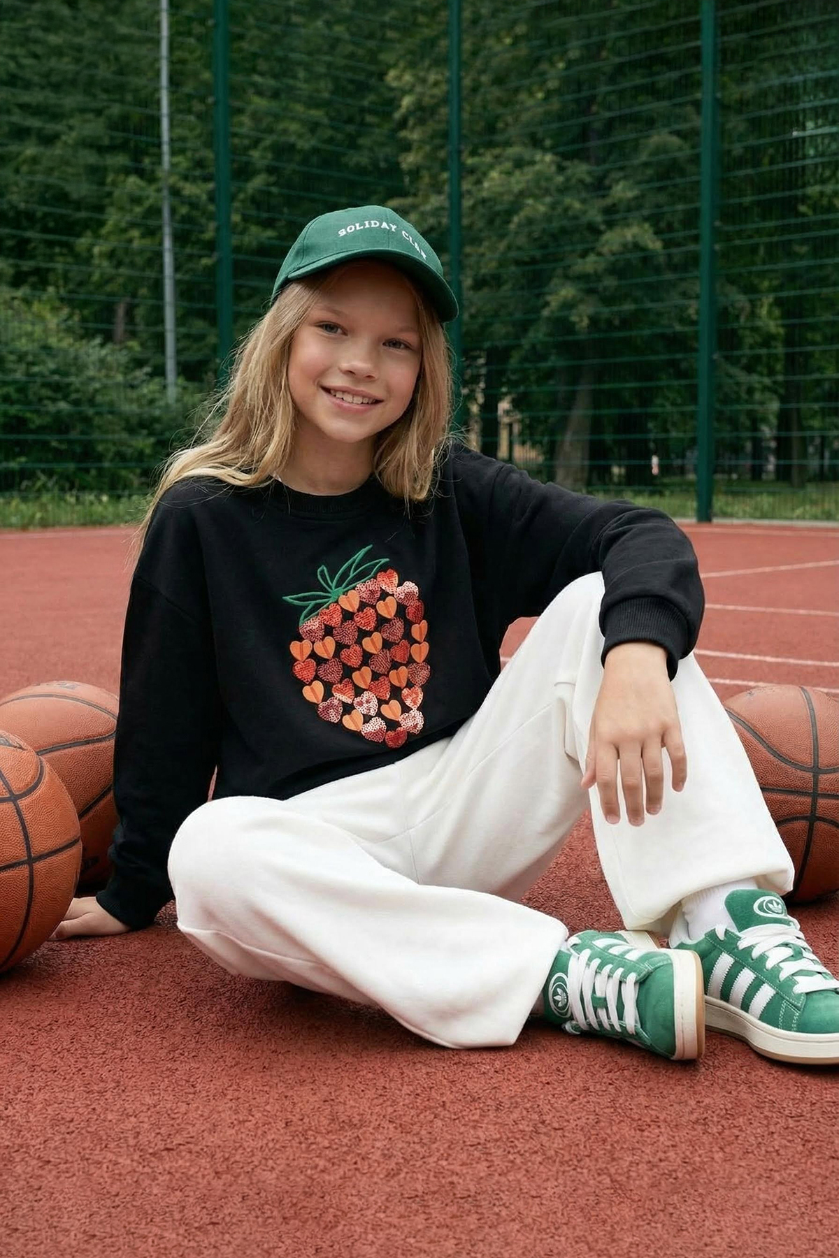 Trendyolmilla Kids Siyah Kız Çocuk Mevsimlik-İnce Çilek Nakışlı Baskılı Örme Bisiklet Yaka Sweatshirt TKDAW25SW00001