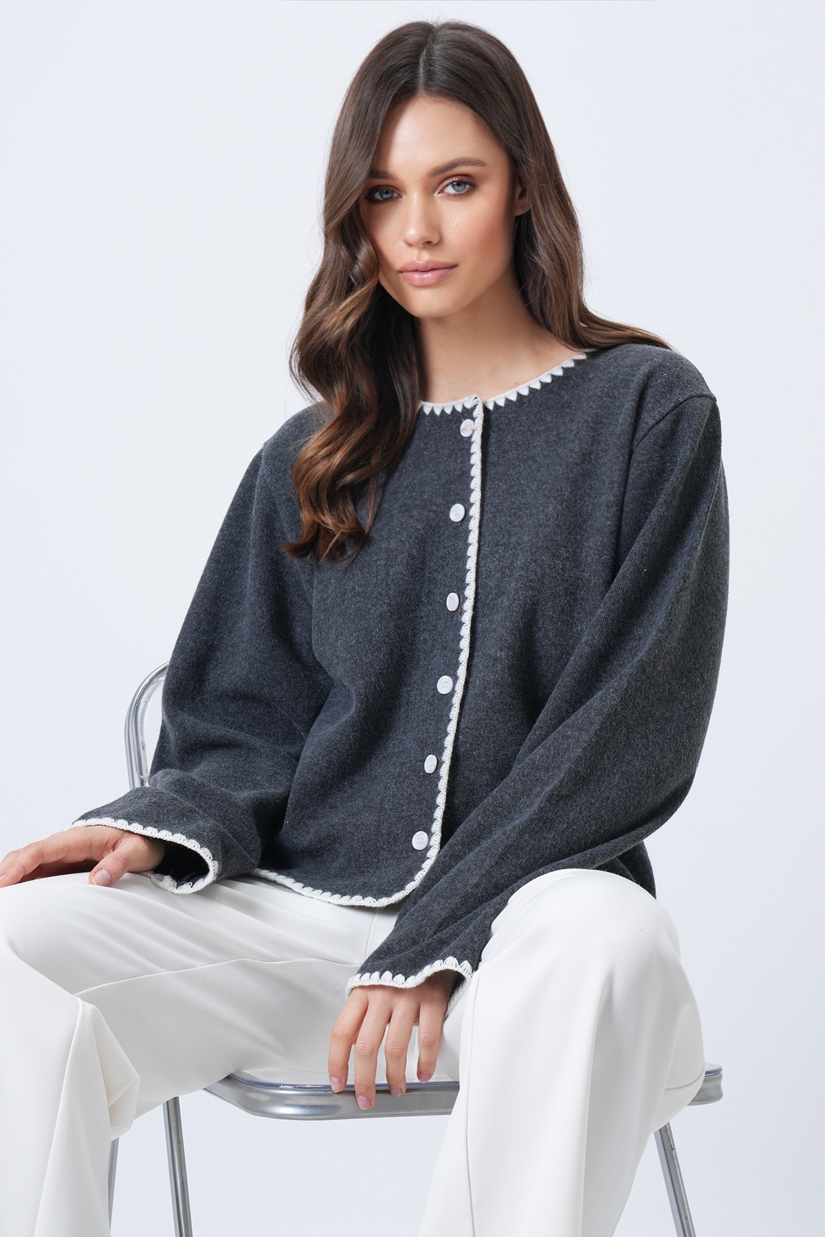 Trend Alaçatı Stili  Kadın Antrasit Bisiklet Yaka Nakış Detaylı Triko Hırka ALC-X14706 - Görsel 5