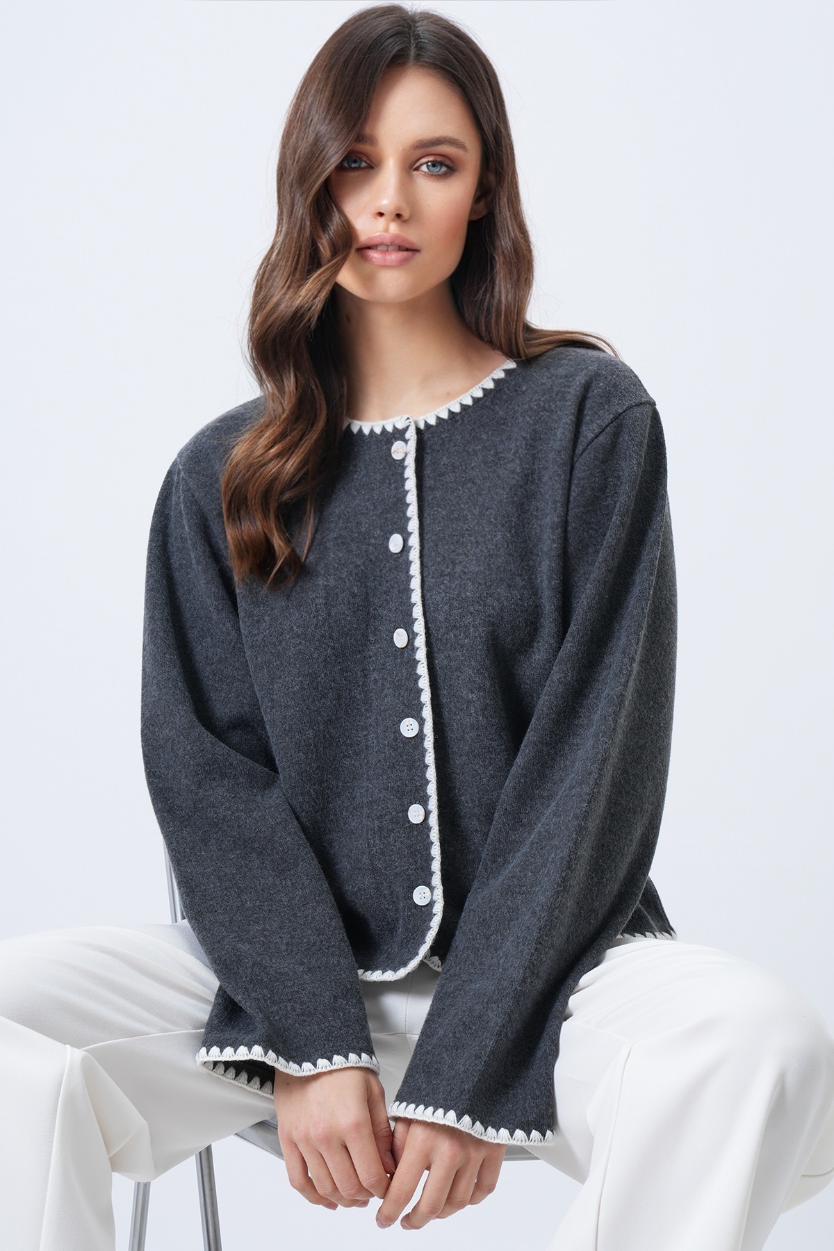 Trend Alaçatı Stili  Kadın Antrasit Bisiklet Yaka Nakış Detaylı Triko Hırka ALC-X14706 - Görsel 4