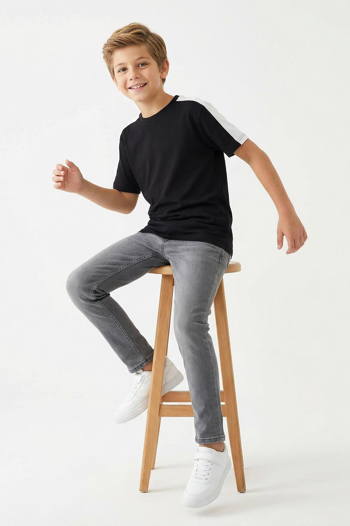 Trendyolmilla Kids Siyah %100 Pamuk Renk Bloklu Regular/Normal Kalıp Kısa Kol Örme T-Shirt TKDSS25TS00065