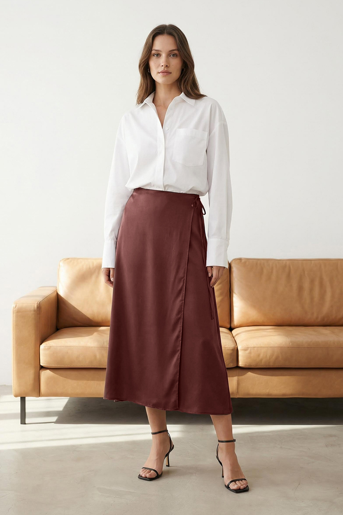 Trendyolmilla  Vücut Seçmeyen Kahverengi Kruvaze Bağlama Detaylı Dokuma Saten Midi Etek TWOAW26ET00121