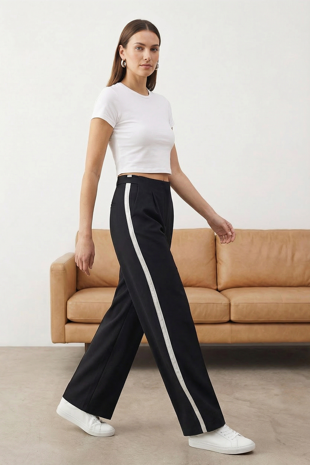 Trendyolmilla  Siyah Yanları Şerit Detaylı Wide Leg/Geniş Paça Dökümlü Kumaş Pantolon TWOAW26PL00066