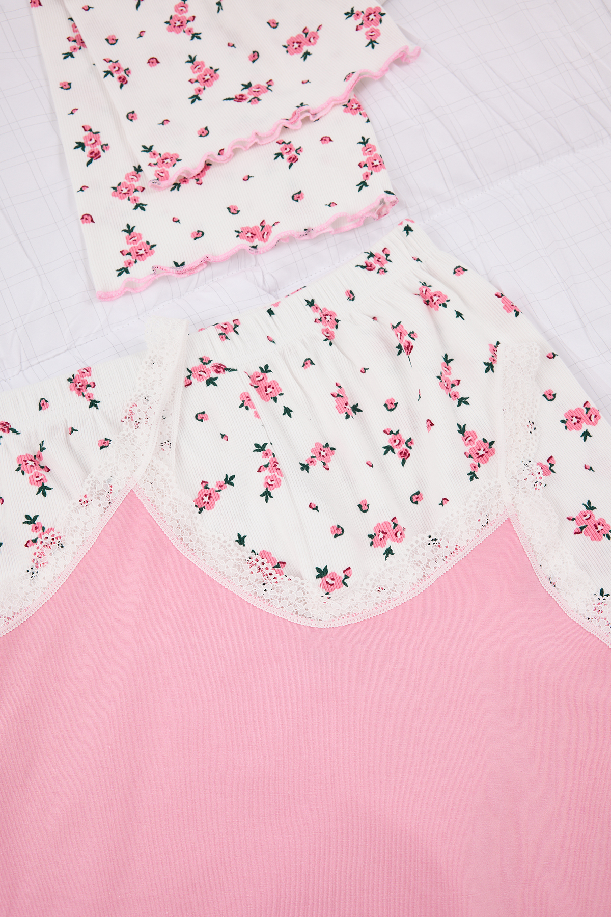 Trendyolmilla  Pembe-Beyaz 3'lü Pamuklu Çiçekli Dantel Detaylı Alt Kaşkorse Örme Pijama Takımı THMSS26PT00015 - Görsel 9