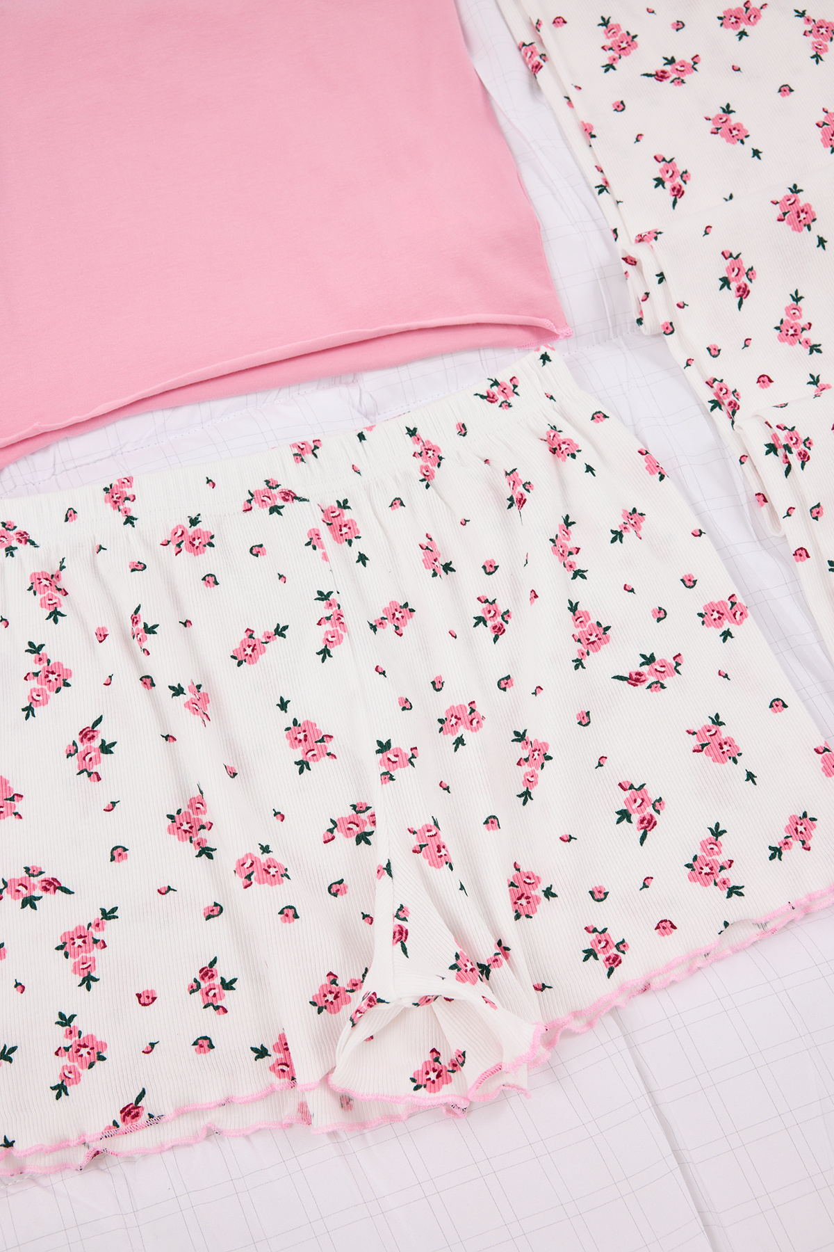 Trendyolmilla  Pembe-Beyaz 3'lü Pamuklu Çiçekli Dantel Detaylı Alt Kaşkorse Örme Pijama Takımı THMSS26PT00015 - Görsel 8