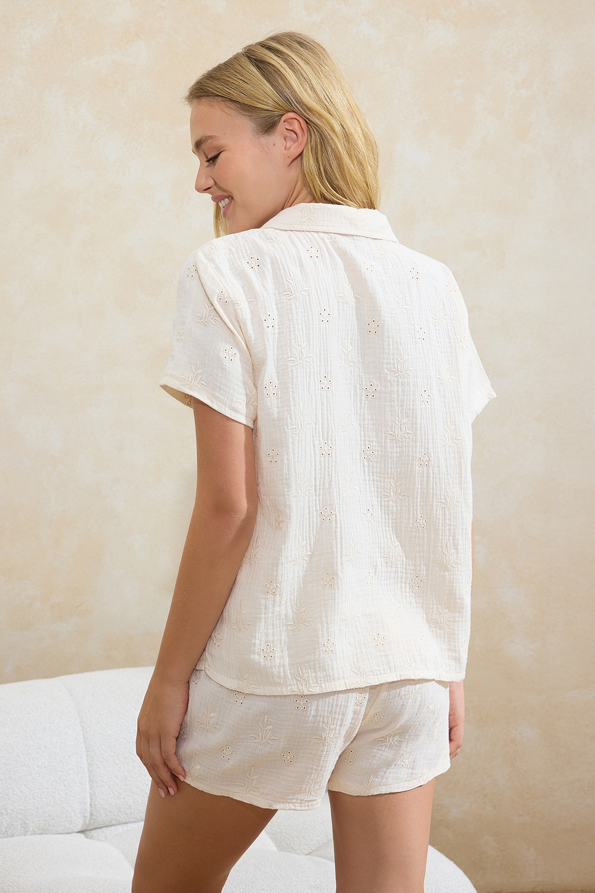 Trendyolmilla  Bej %100 Pamuklu Çiçekli Brode Şortlu Dokuma Pijama Takımı THMSS26PT00074 - Görsel 5