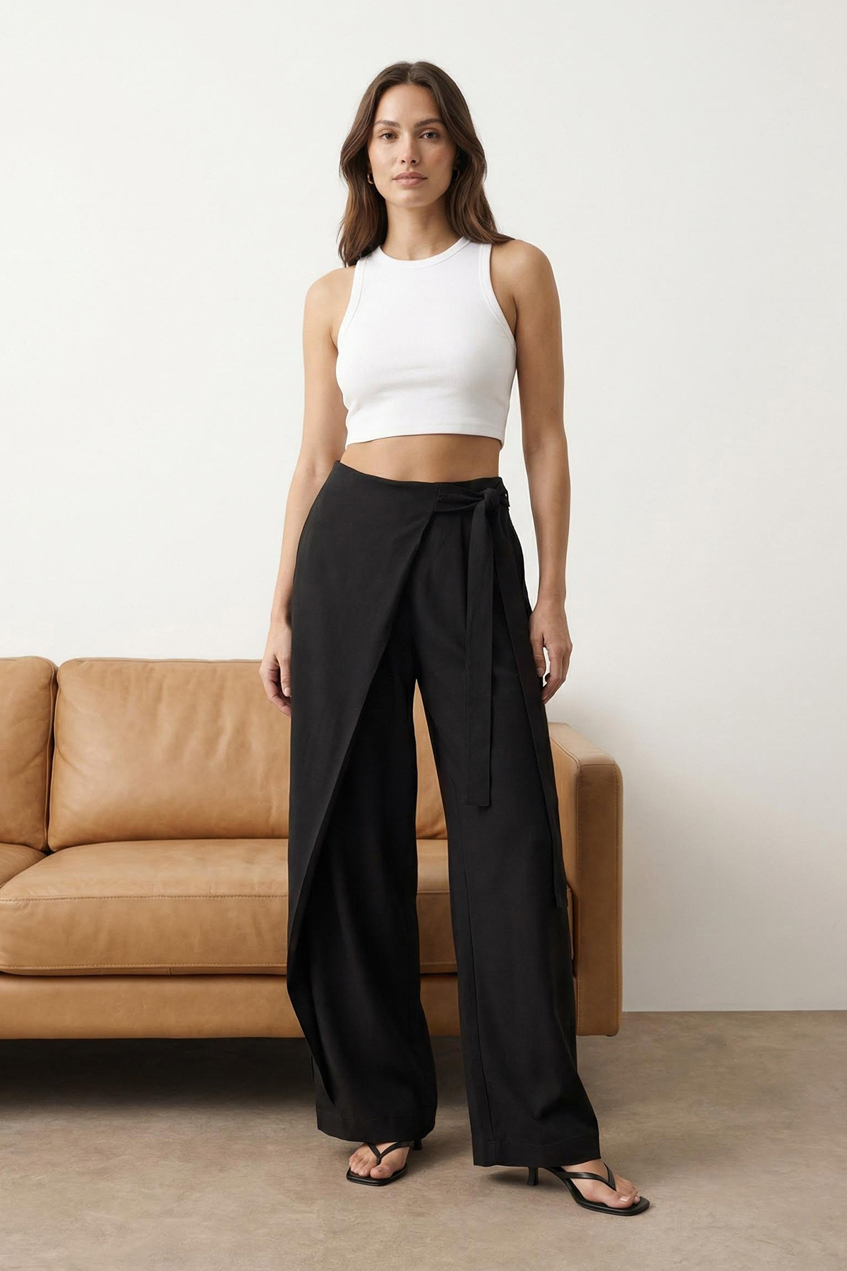 Trendyol Collection Czarne spodnie z miękkim materiałem 100% Tensel, z krzyżo...