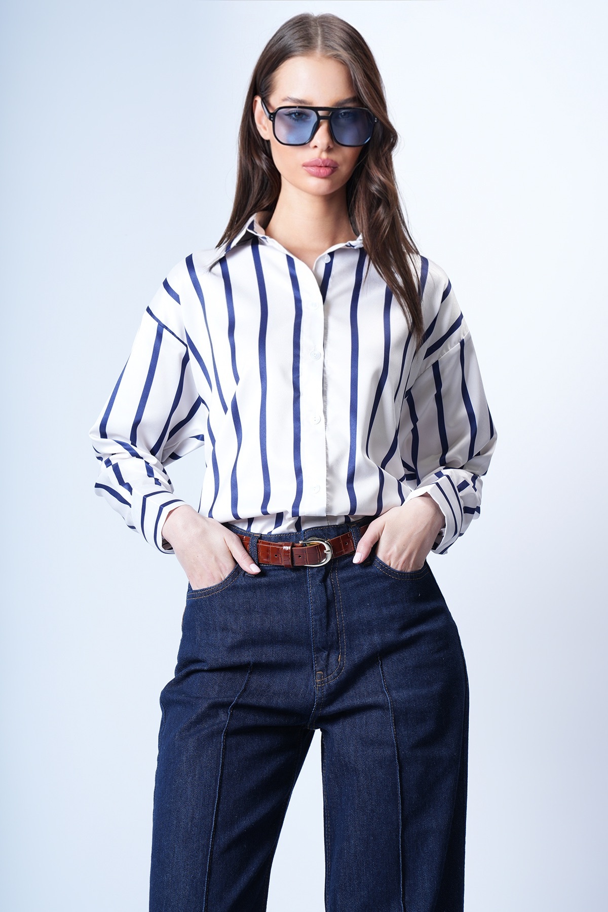 Trend Alaçatı Stili  Kadın Lacivert-Çizgili Geniş Manşetli Çizgili Saten Gömlek ALC-X14968 - Görsel 2