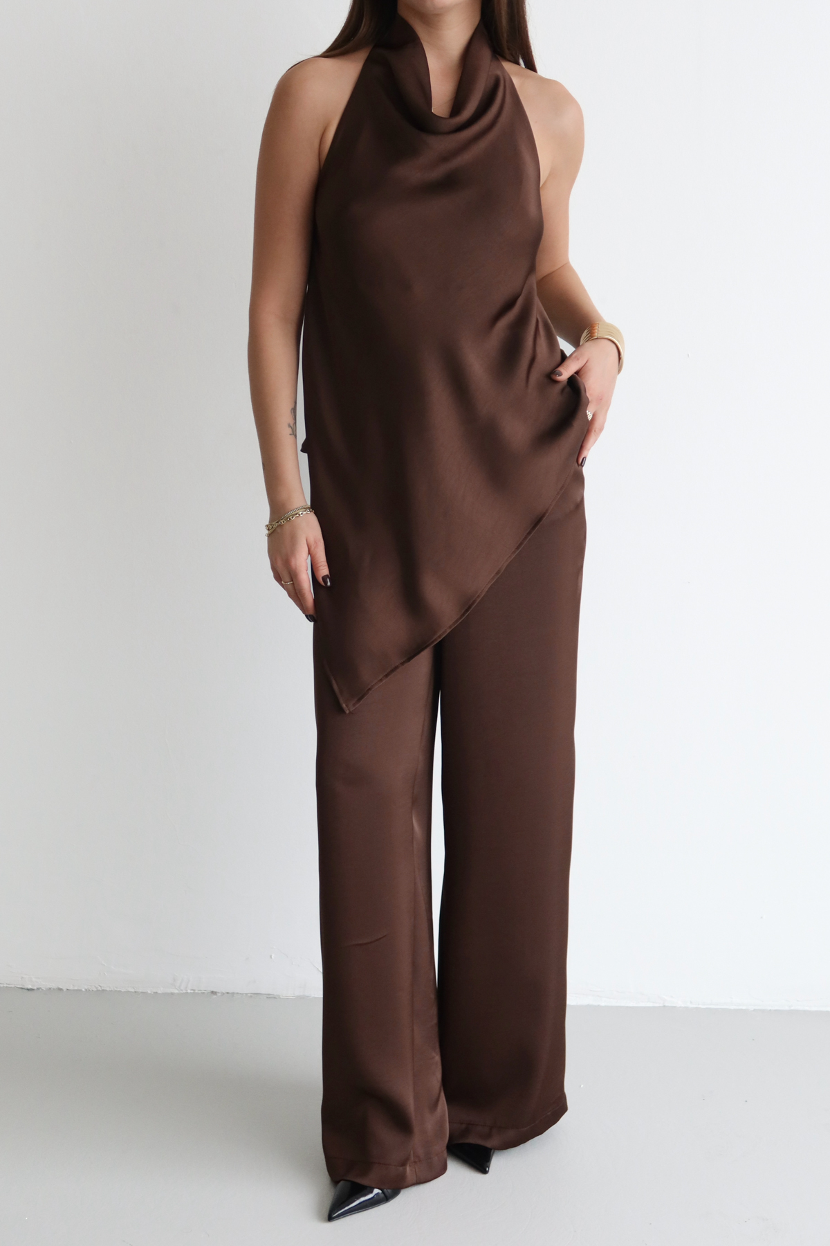 Trendyolmilla  Kahverengi Degaje Yaka Asimetrik Kesim Saten Bluz Pantolon Party Alt - Üst Takım TPRAW26AU00005 - Görsel 4