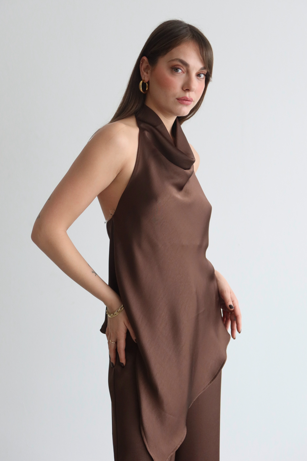 Trendyolmilla  Kahverengi Degaje Yaka Asimetrik Kesim Saten Bluz Pantolon Party Alt - Üst Takım TPRAW26AU00005 - Görsel 5