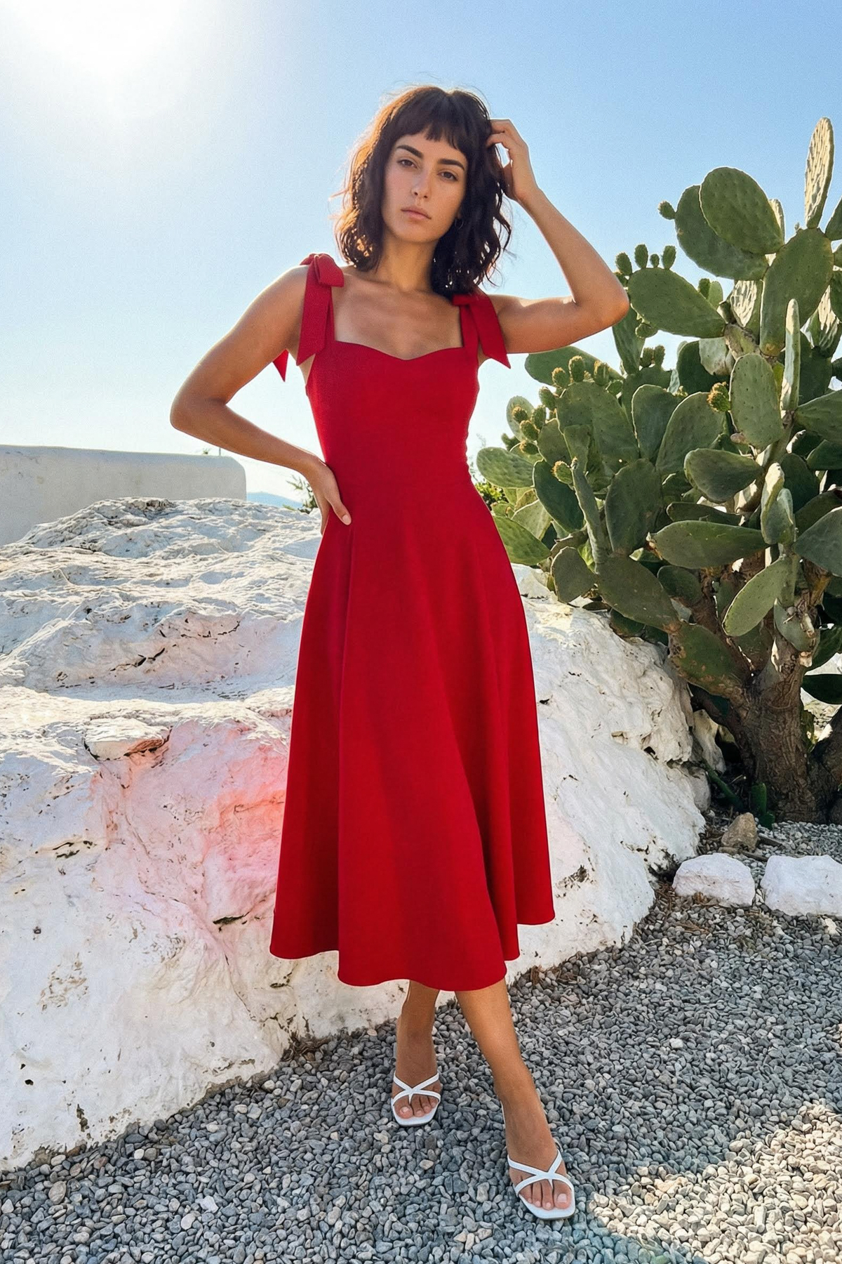 Trendyol Collection Czerwona sukienka na studniówkę z odkrytymi ramionami w k...