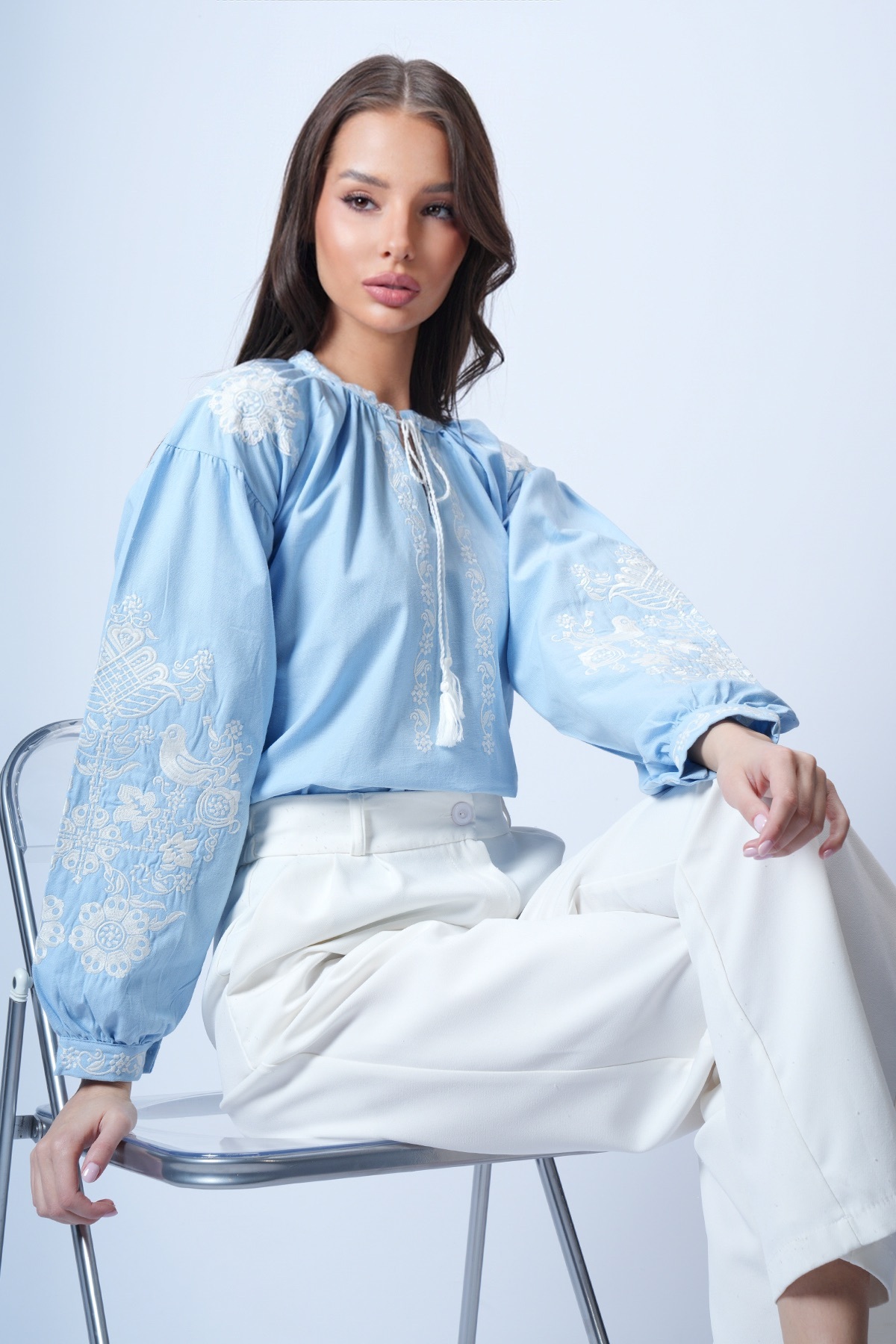 Trend Alaçatı Stili Blaue Damenbluse mit hohem Kragen und bestickten Schulter...