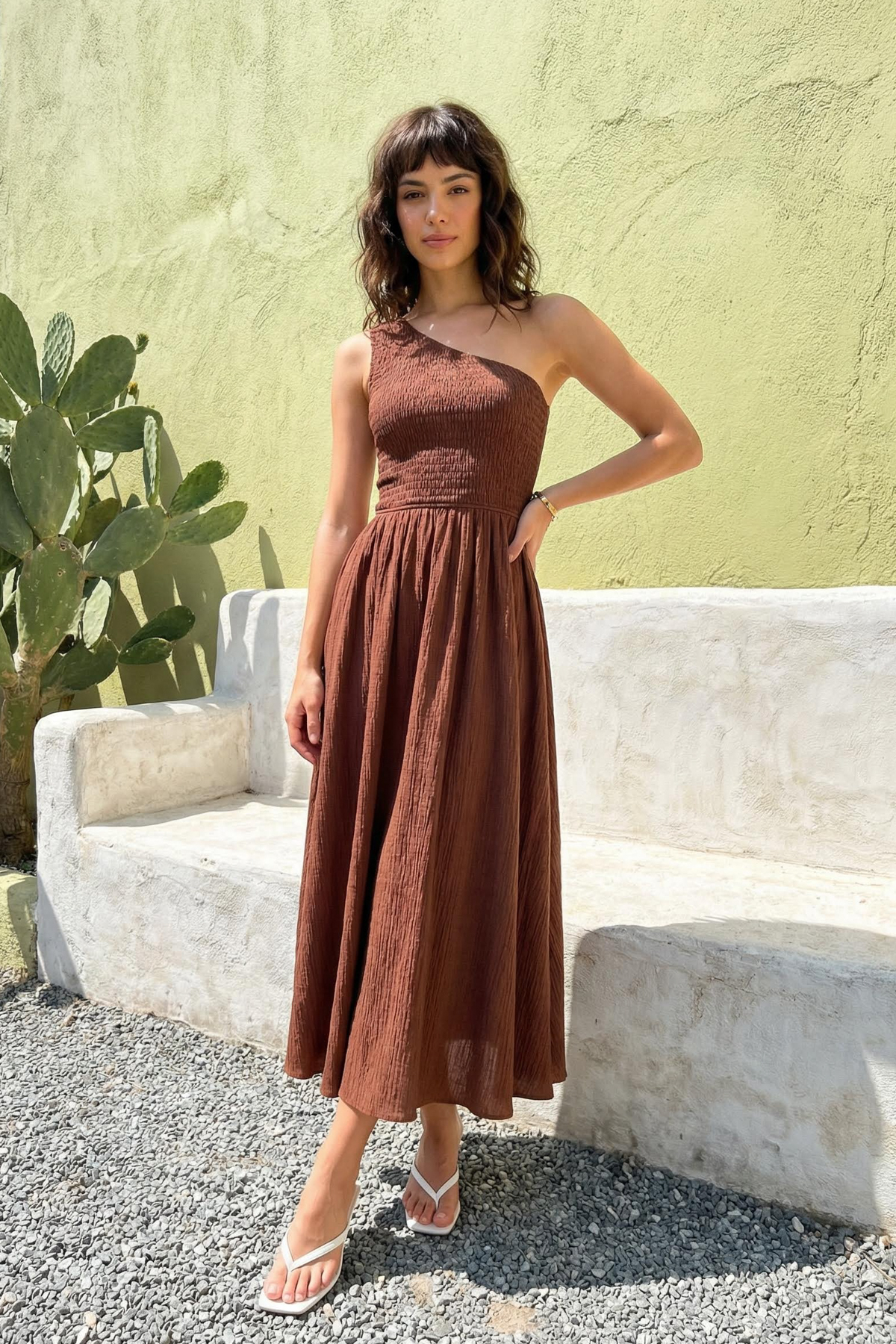 Trendyol Collection Brązowa tkana sukienka midi z rozcięciem w talii Gipeli n...