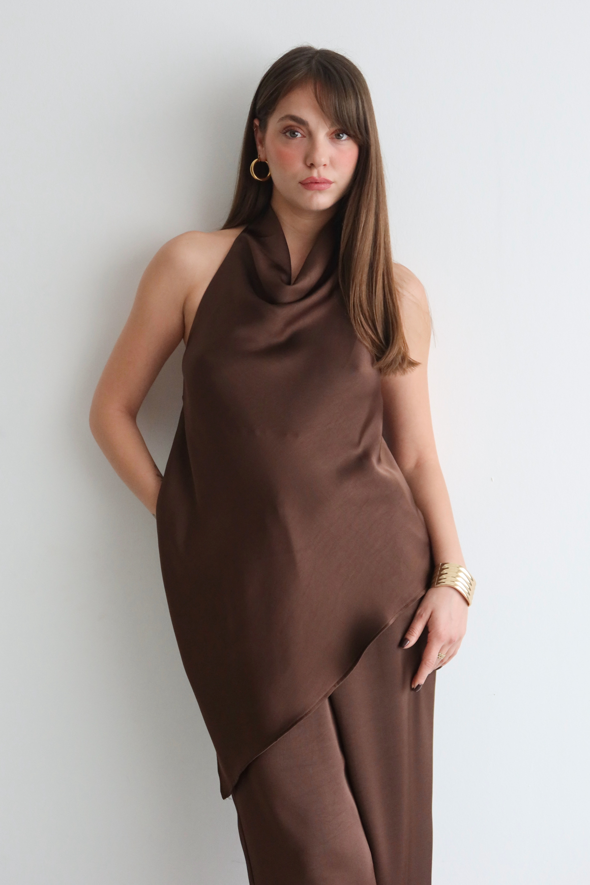 Trendyolmilla  Kahverengi Degaje Yaka Asimetrik Kesim Saten Bluz Pantolon Party Alt - Üst Takım TPRAW26AU00005 - Görsel 3