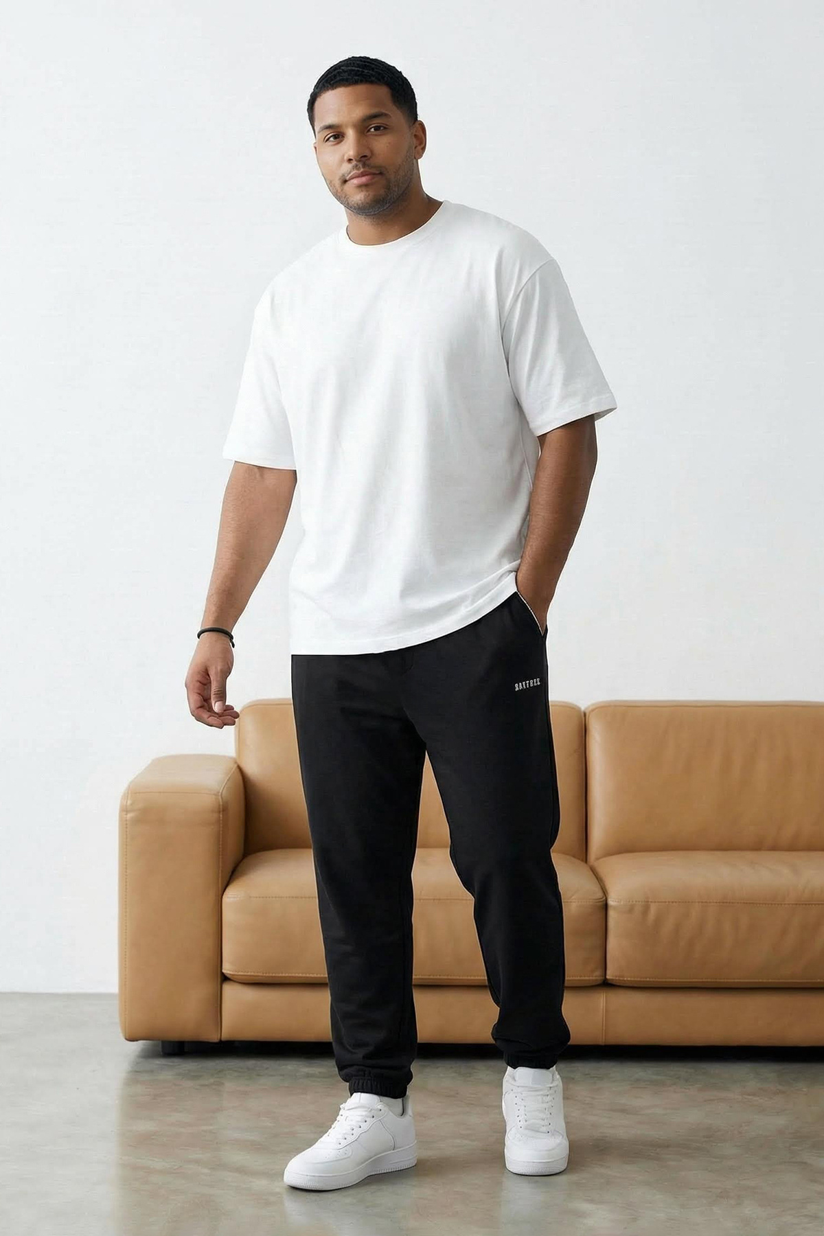 Trendyolmilla Man Siyah Büyük Beden Regular Fit Baskılı Biyeli Lastik Paça Eşofman Altı TMNSS26AJ00001