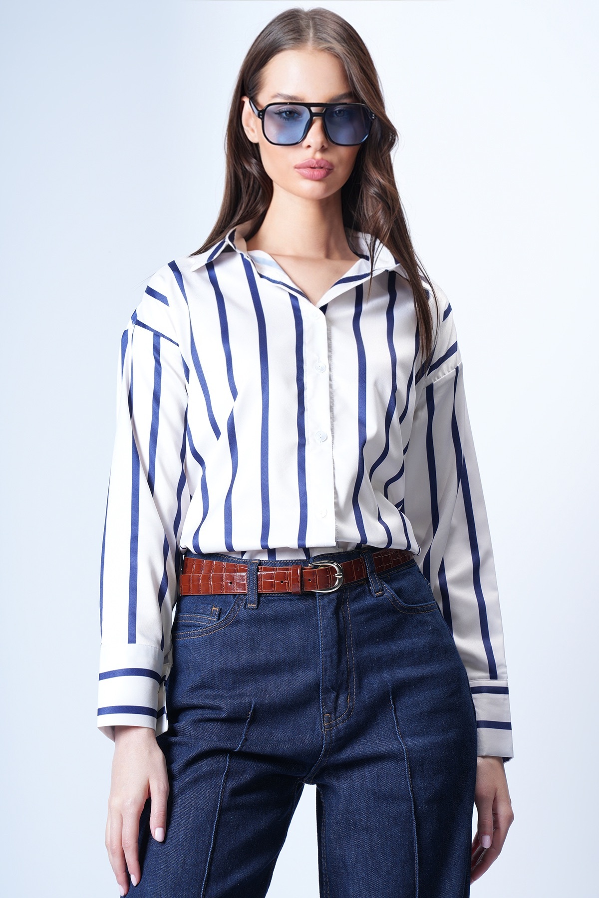 Trend Alaçatı Stili  Kadın Lacivert-Çizgili Geniş Manşetli Çizgili Saten Gömlek ALC-X14968 - Görsel 4