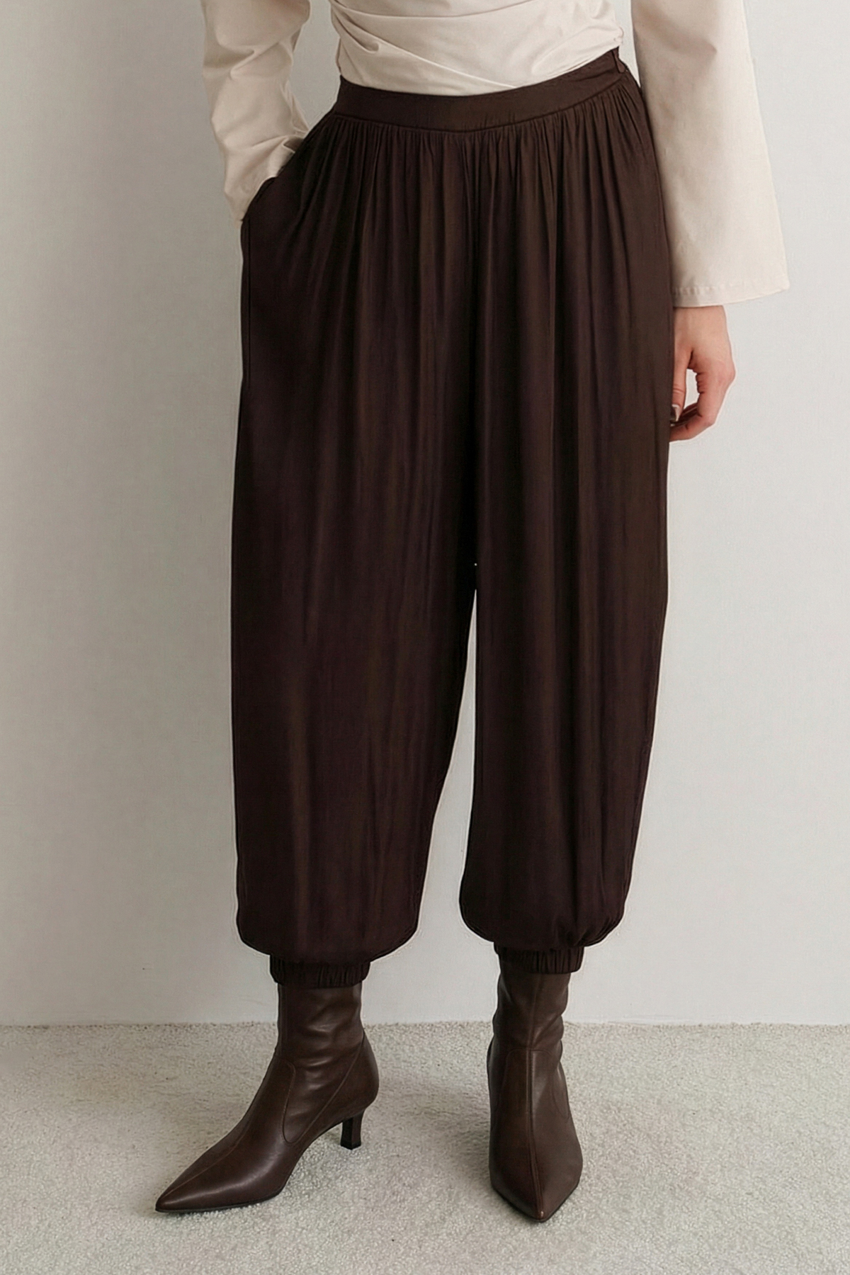 Trendyolmilla  Kahverengi Saten Crushlı Şalvar Pantolon TWOSS26PL00018 - Görsel 8