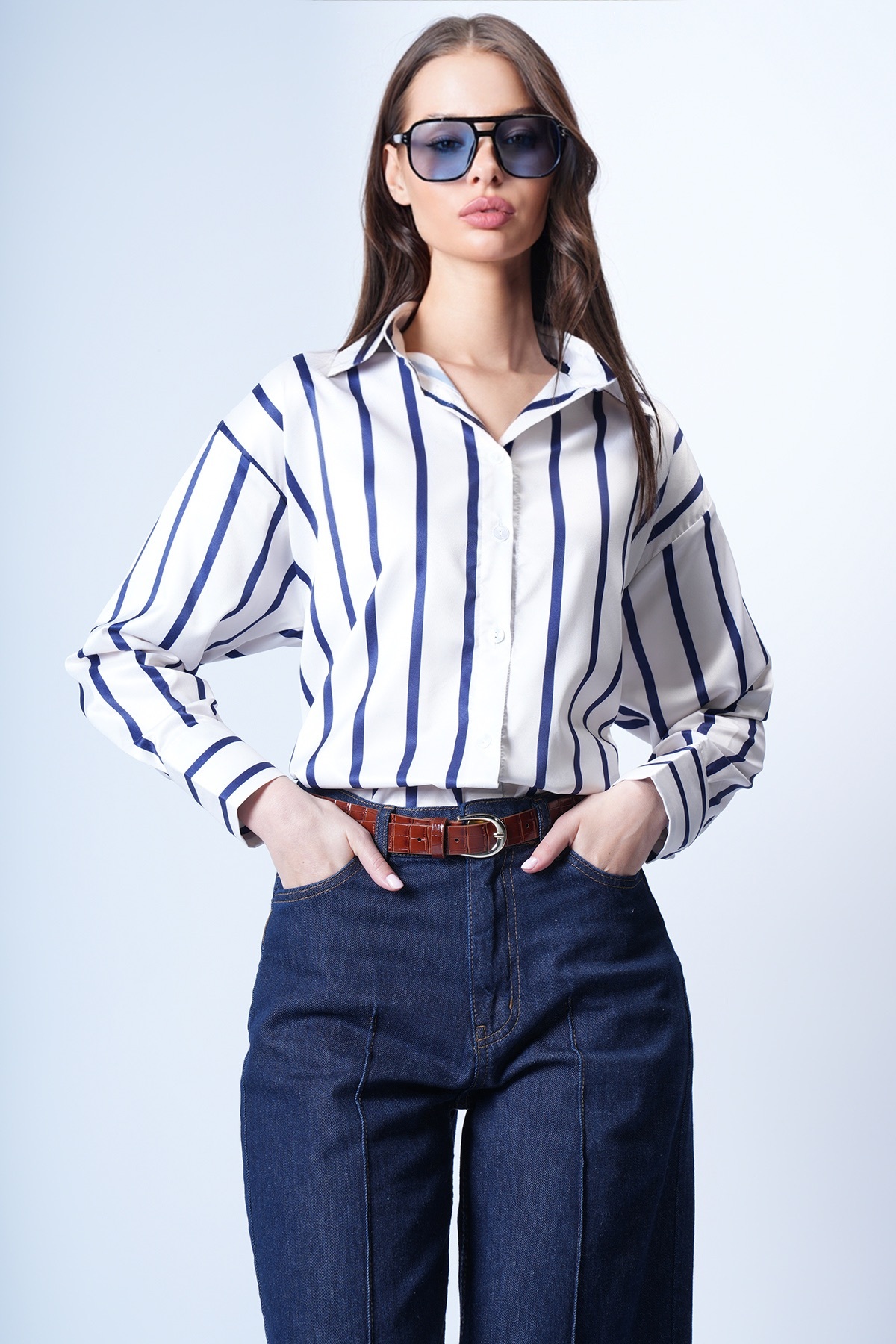 Trend Alaçatı Stili  Kadın Lacivert-Çizgili Geniş Manşetli Çizgili Saten Gömlek ALC-X14968 - Görsel 3