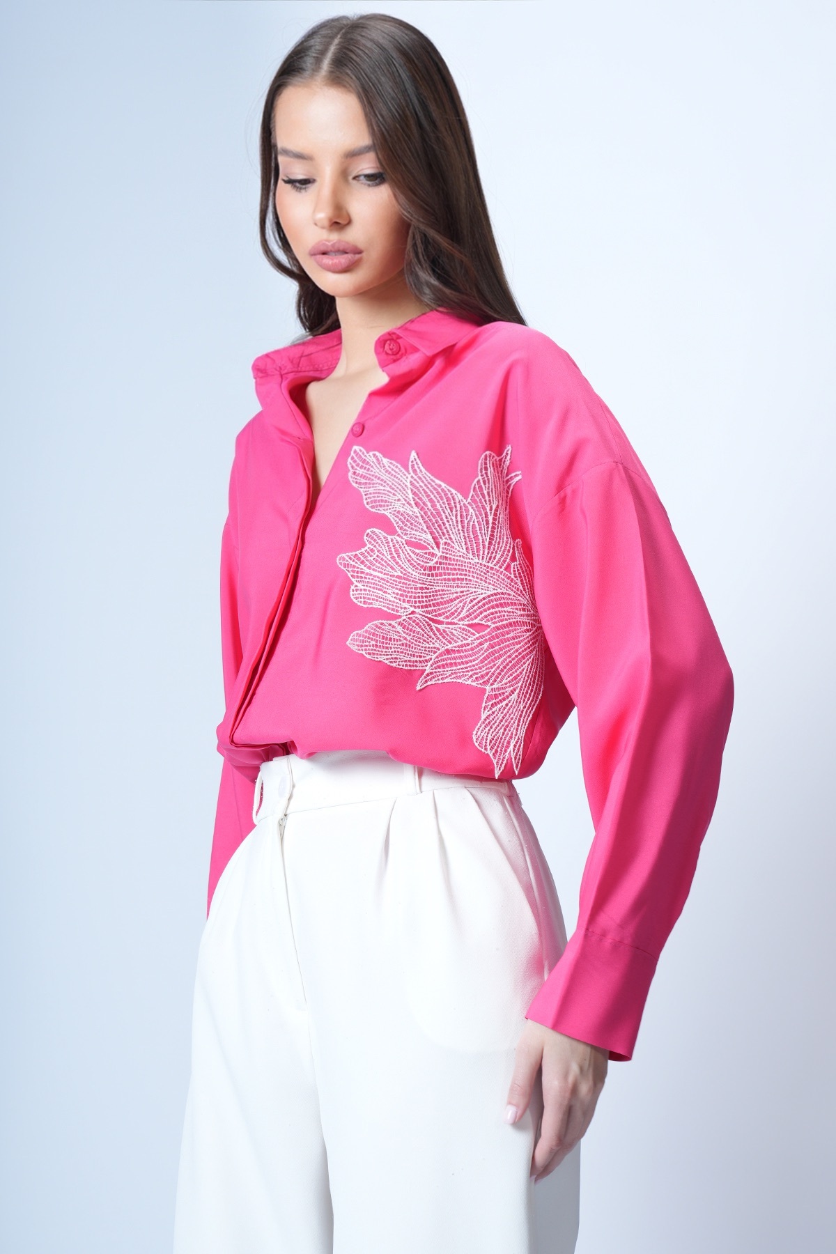 Trend Alaçatı Stili  Fuşya Çiçek Nakışlı Oversize Dokuma Gömlek ALC-X12651 - Görsel 5