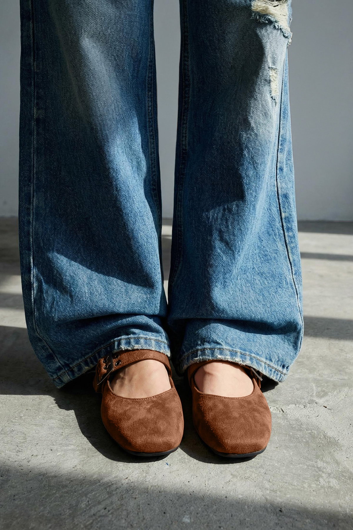 TRENDYOL SHOES Hellbraune Wildleder-Ballerinas mit Schnallendetail und eckige...