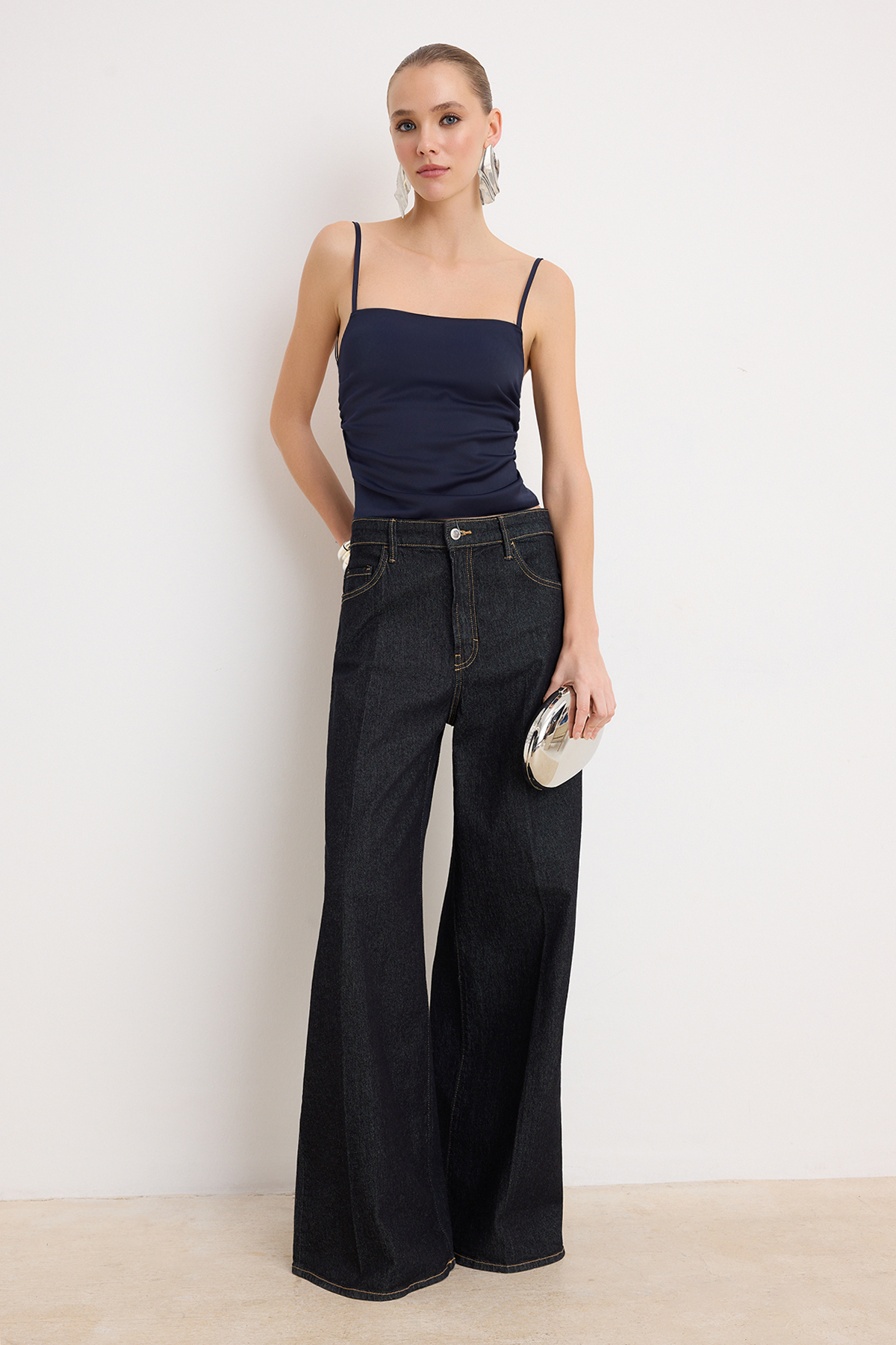 Trendyolmilla  Lacivert Arkadan Bağlamalı Saten Party Bluz TPRSS26BZ00042 - Görsel 3