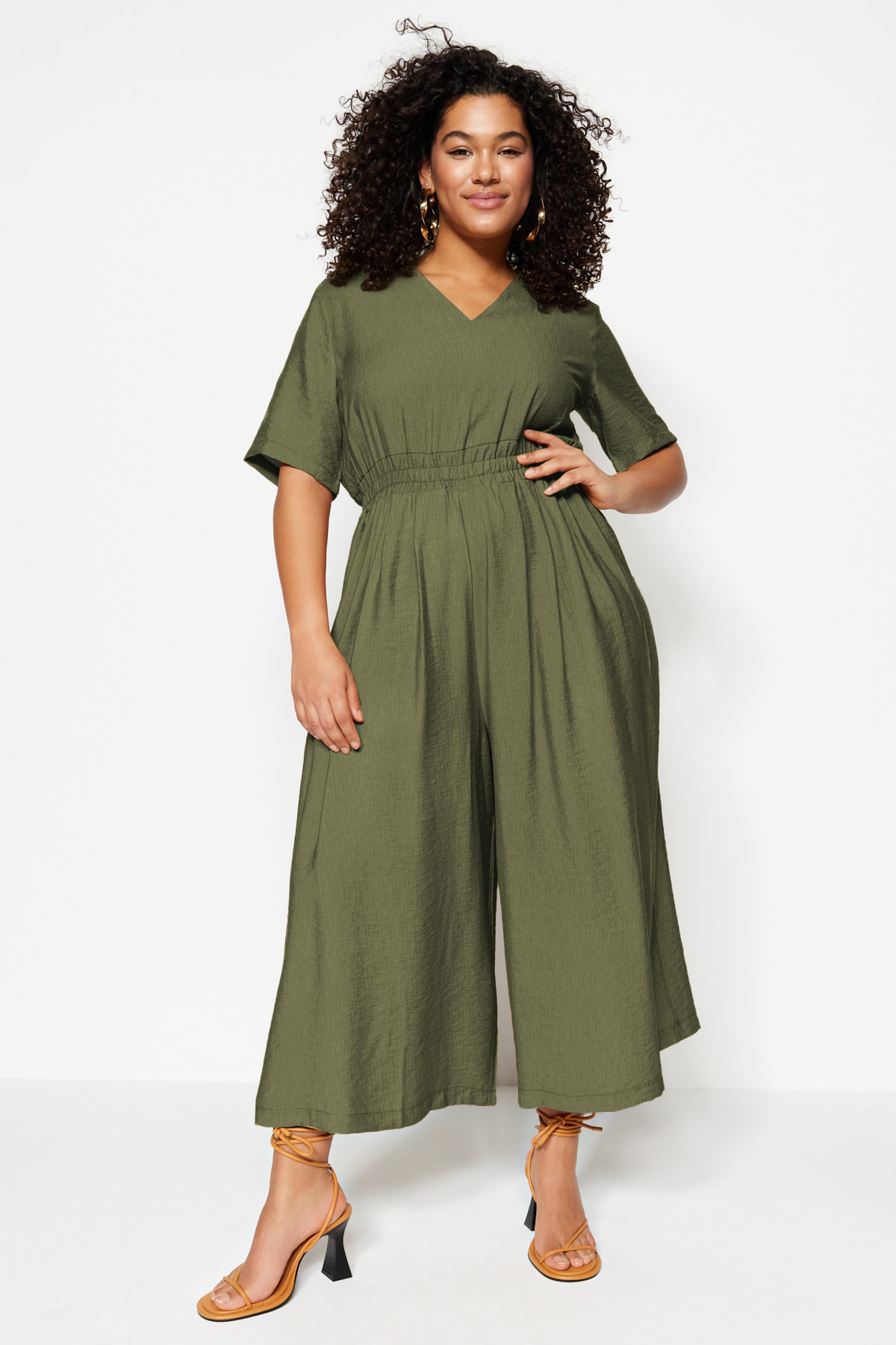 Trendyol Curve Khakifarbener Overall mit Taillendetail TBBSS22BG0017 TBBSS22B...