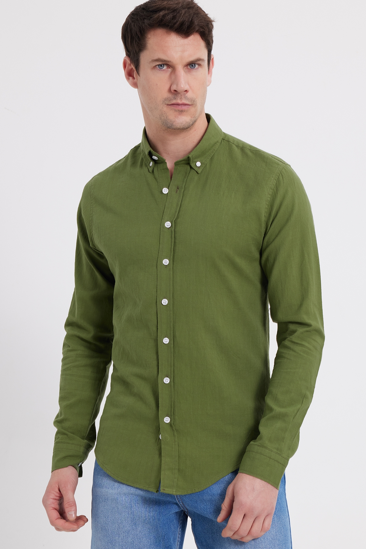 Tudors  Erkek Slim Fit Dar Kesim Uzun Kollu %100 Pamuk Keten Doku Düğmeli Yaka Haki Gömlek - Görsel 2