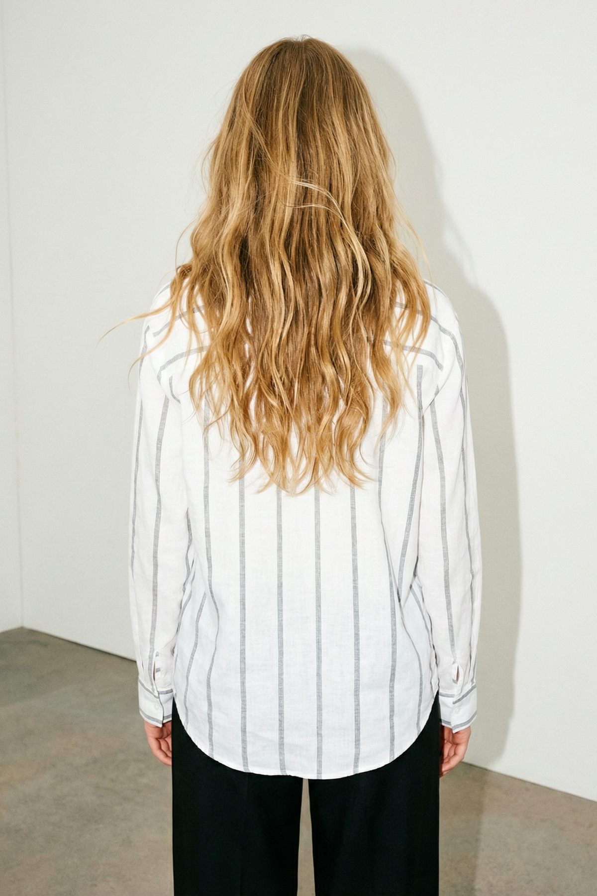 Trendyolmilla  Beyaz-Gri Geniş Çizgili Flamlı Pamuk Gömlek TDRSS26GO00006 - Görsel 3