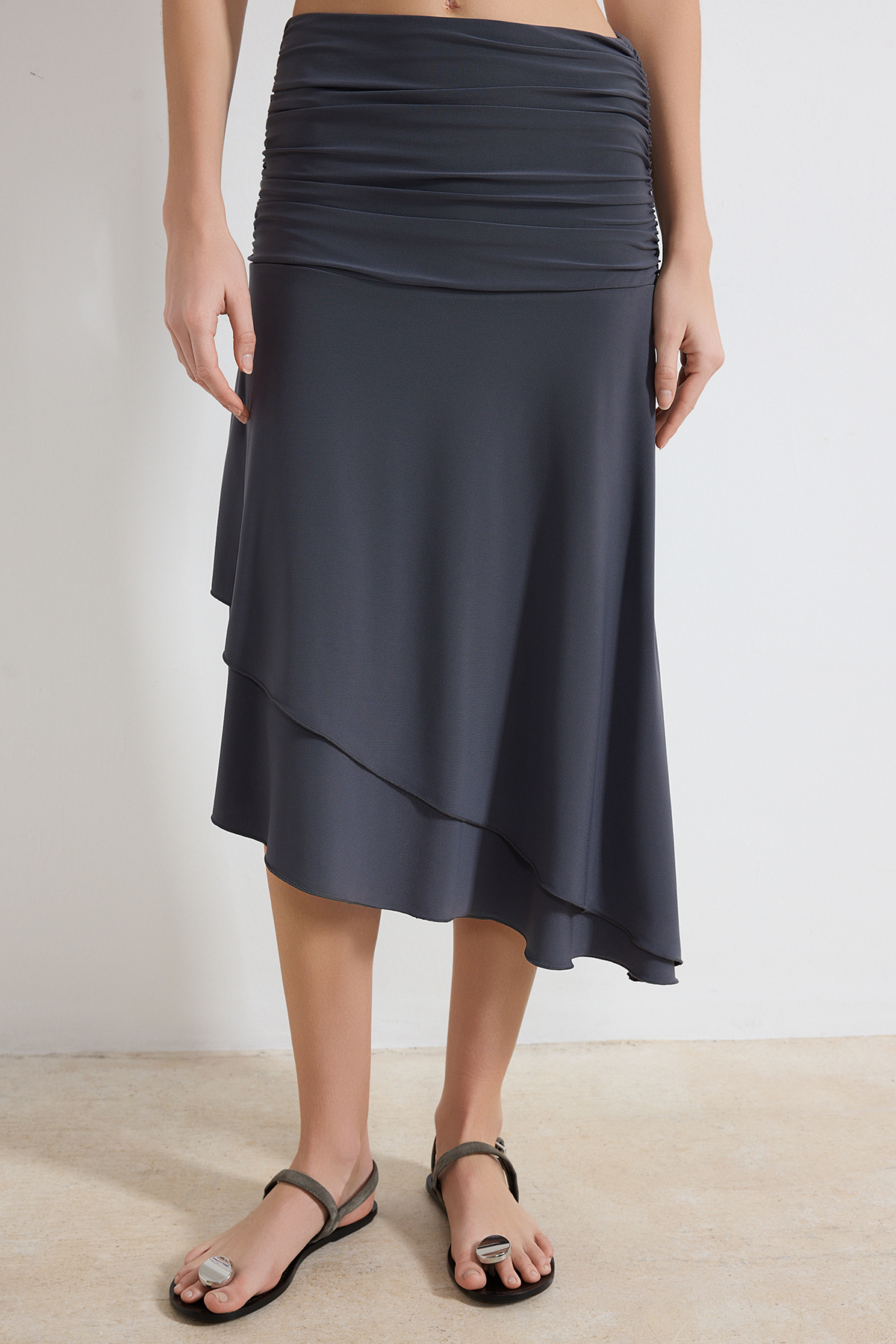 Trendyolmilla  Antrasit Skater Asimetrik Fırfırlı Yüksek Bel Midi Esnek Örme Etek TWOSS26ET00026 - Görsel 3