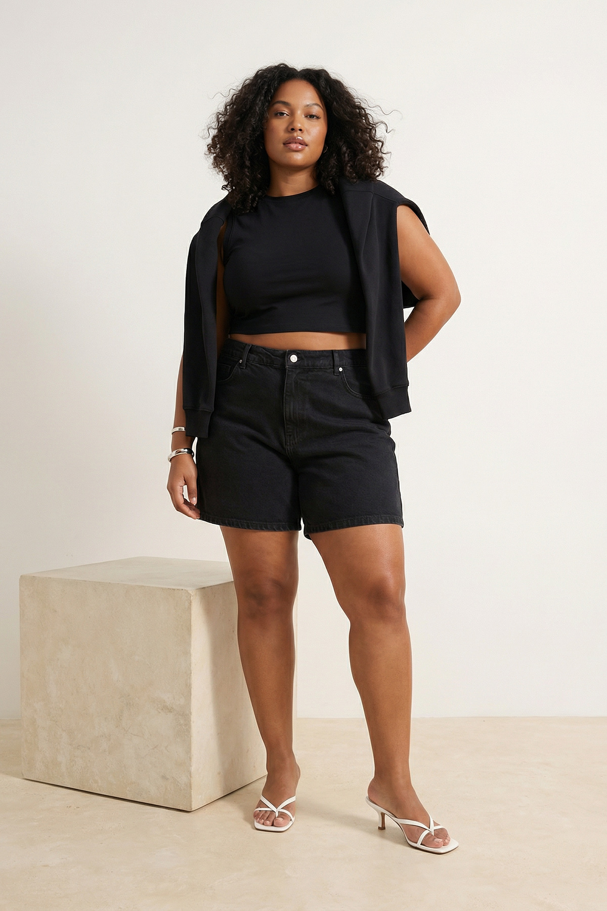 Trendyolmilla  Siyah Lastikli Yüksek Bel Mini %100 Pamuk Non-Stretch Büyük Beden Denim Şort TBBSS26AP00010