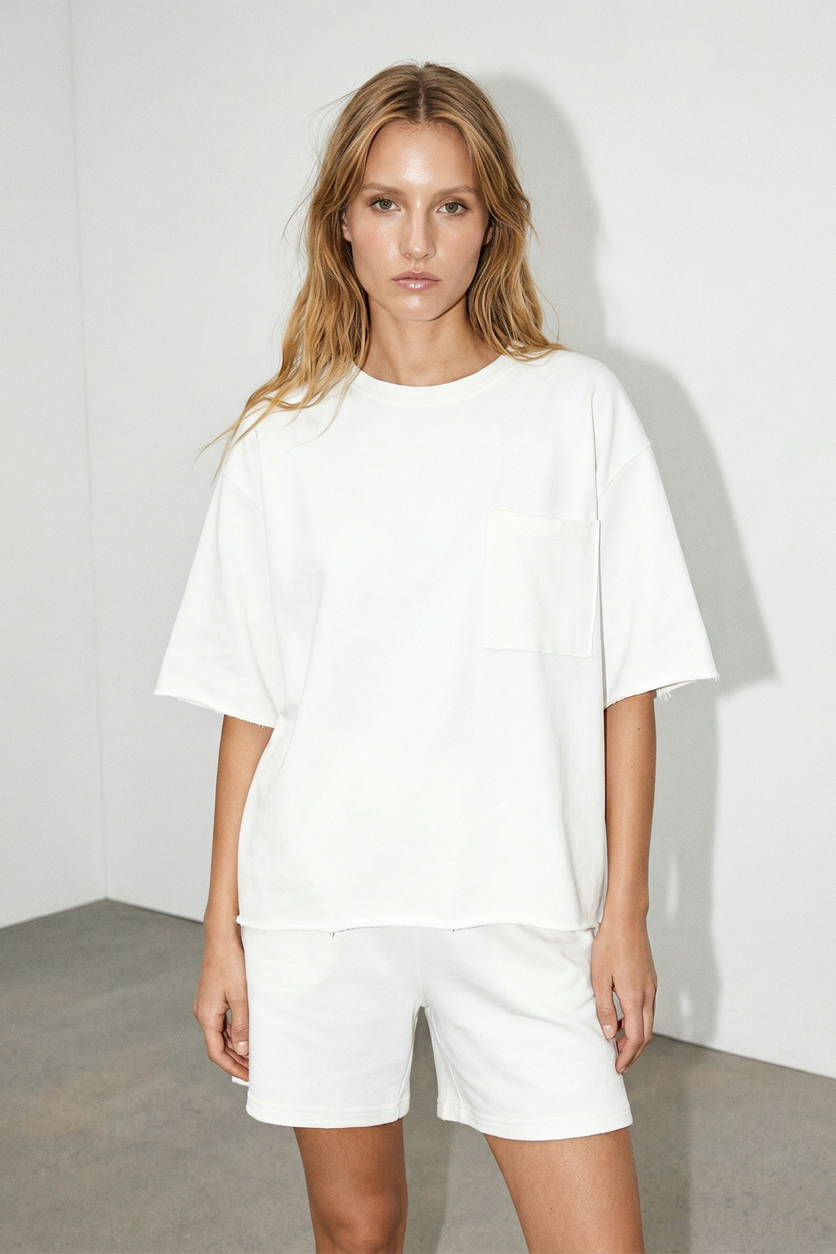 Trendyolmilla  Ekru Cep Detaylı Bisiklet Yaka Üst Lastik Belli Şort Örme Alt - Üst Takım TWOSS26AU00108