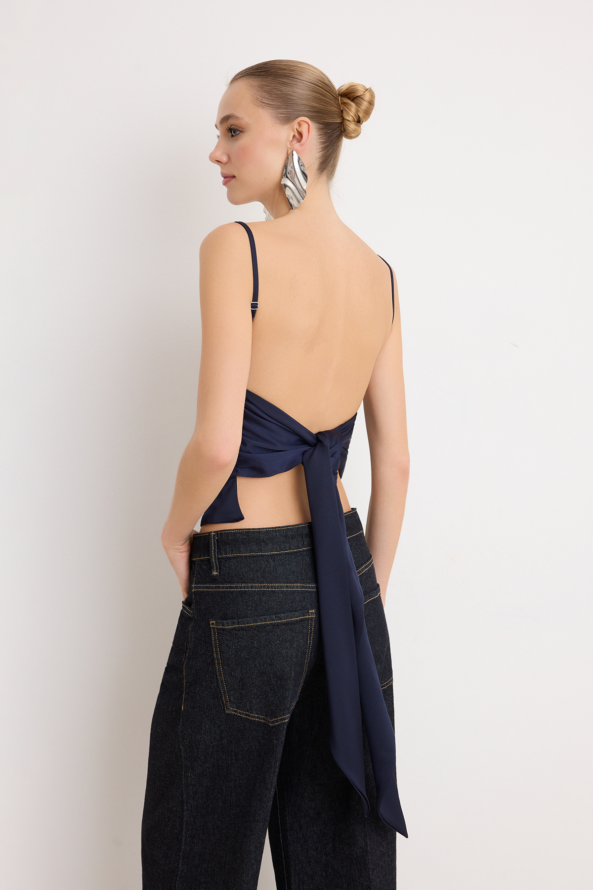 Trendyolmilla  Lacivert Arkadan Bağlamalı Saten Party Bluz TPRSS26BZ00042