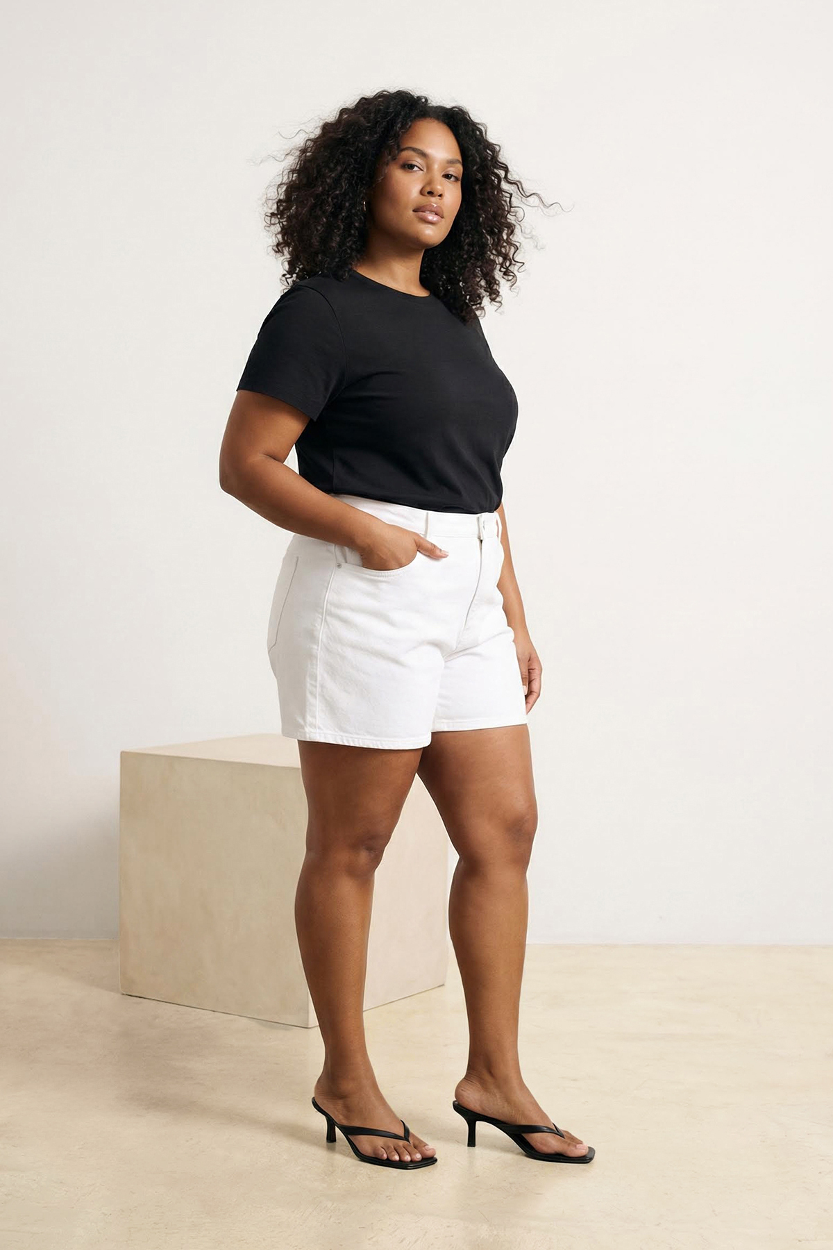 Trendyolmilla  Beyaz Lastikli Yüksek Bel Mini %100 Pamuk Non-Stretch Büyük Beden Denim Şort TBBSS26AP00011 - Görsel 2