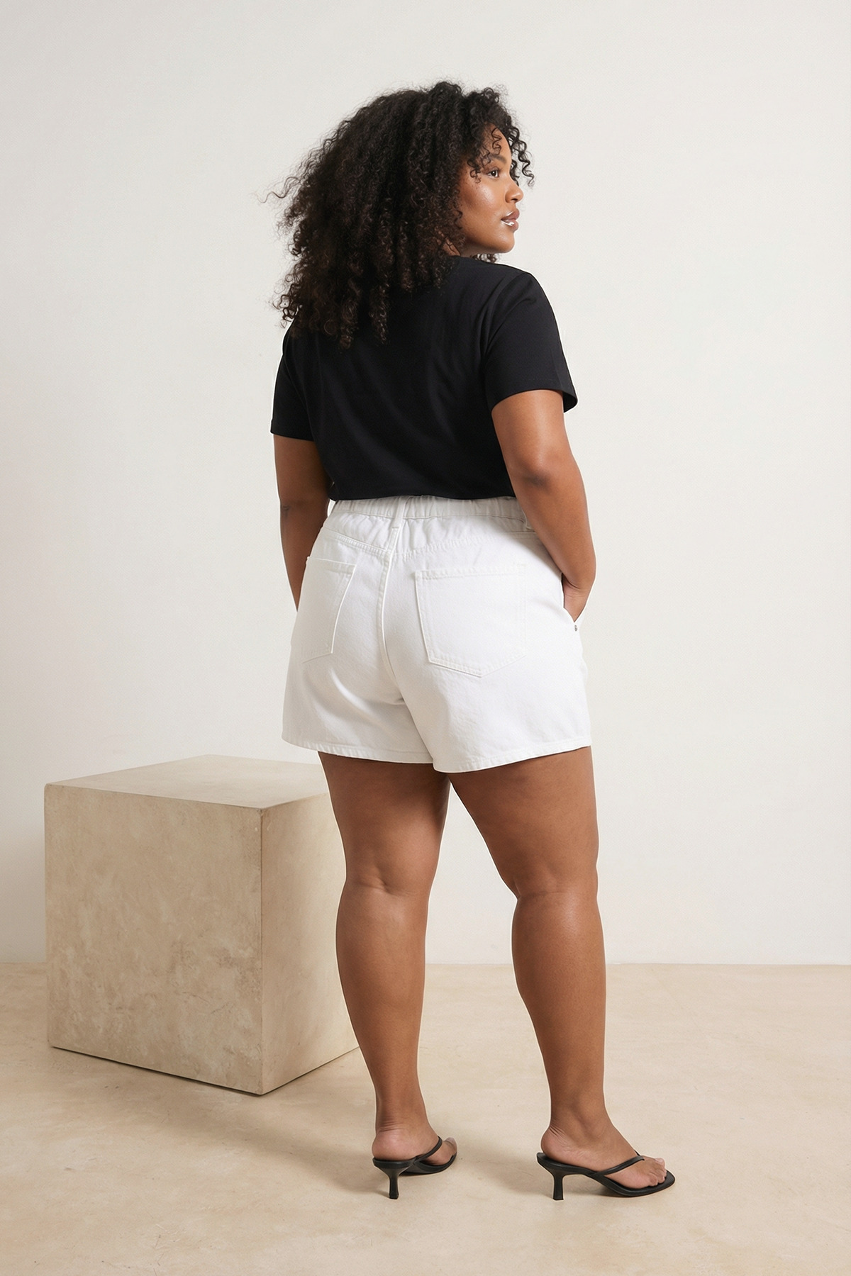 Trendyolmilla  Beyaz Lastikli Yüksek Bel Mini %100 Pamuk Non-Stretch Büyük Beden Denim Şort TBBSS26AP00011 - Görsel 3