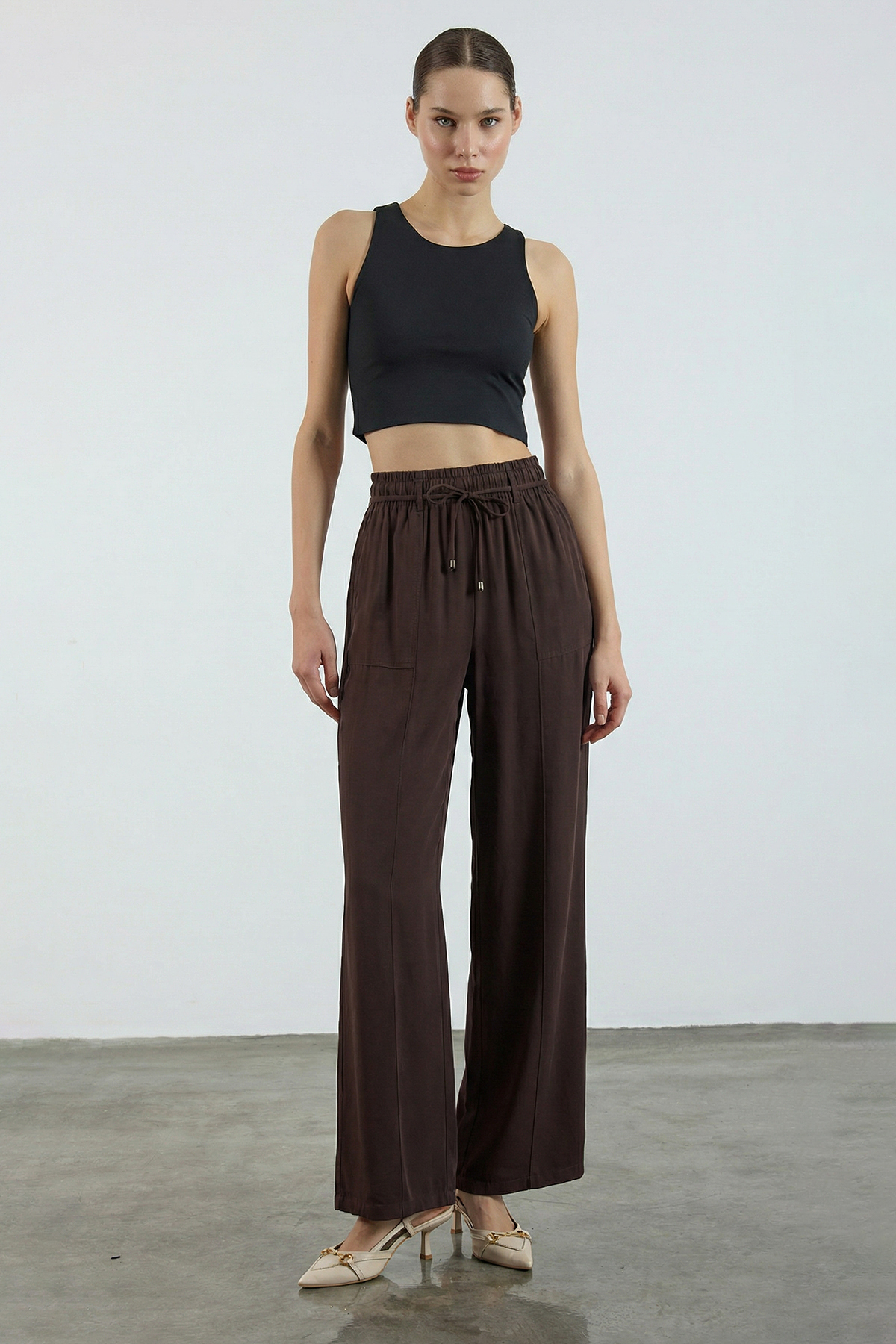 Trendyolmilla  Koyu Kahverengi Beli Lastikli Wide Leg/Geniş Paça Viskon Pantolon TWOSS25PL00123