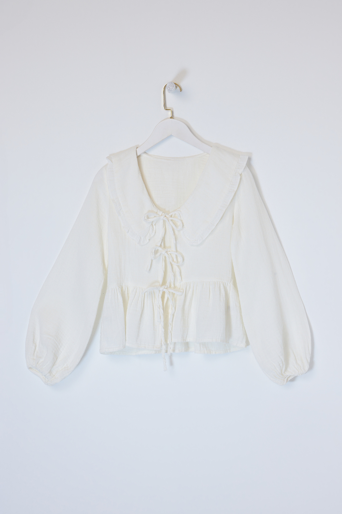 Trendyolmilla  Beyaz Önü Bağlamalı Bebe Yaka Karpuz Kol Pamuklu Bluz TDRSS26BZ00021