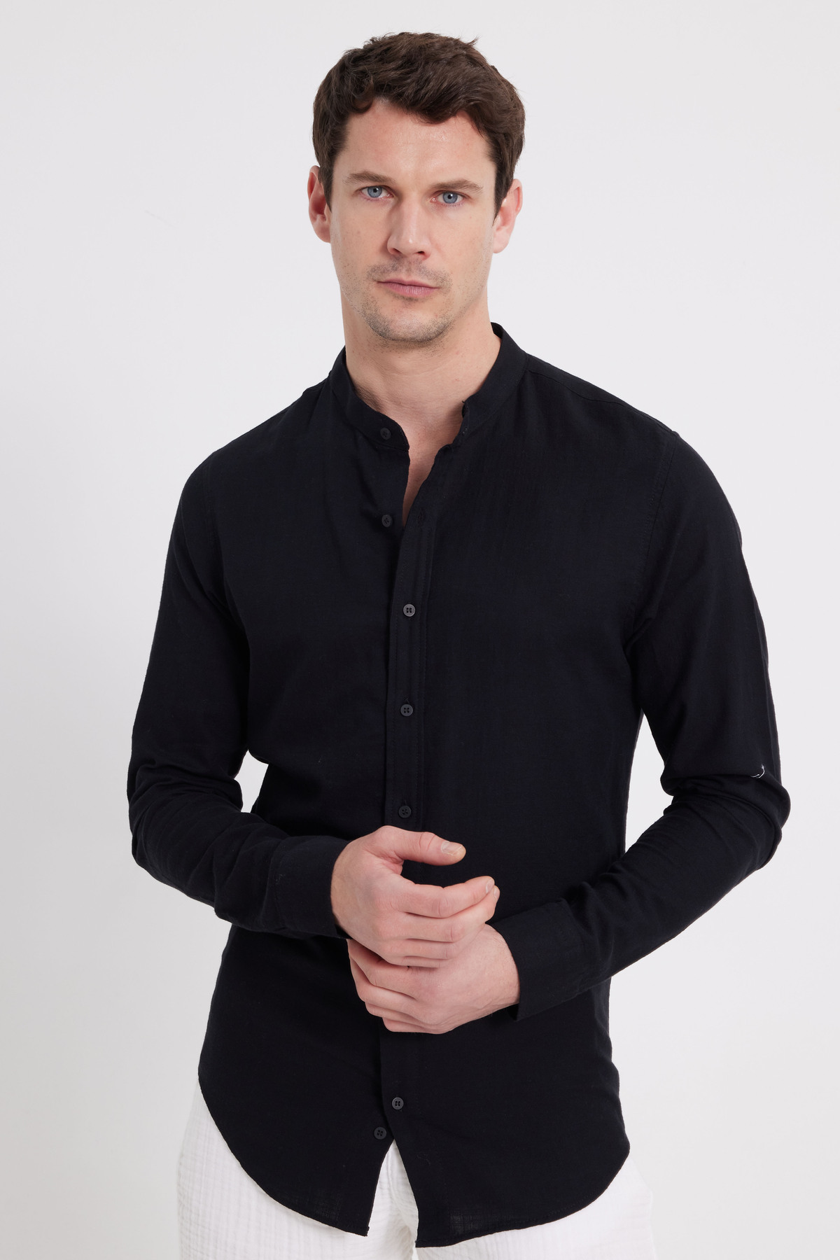 Tudors  Erkek Slim Fit Dar Kesim Uzun Kollu %100 Pamuk Keten Doku Hakim Yaka Siyah Gömlek - Görsel 2