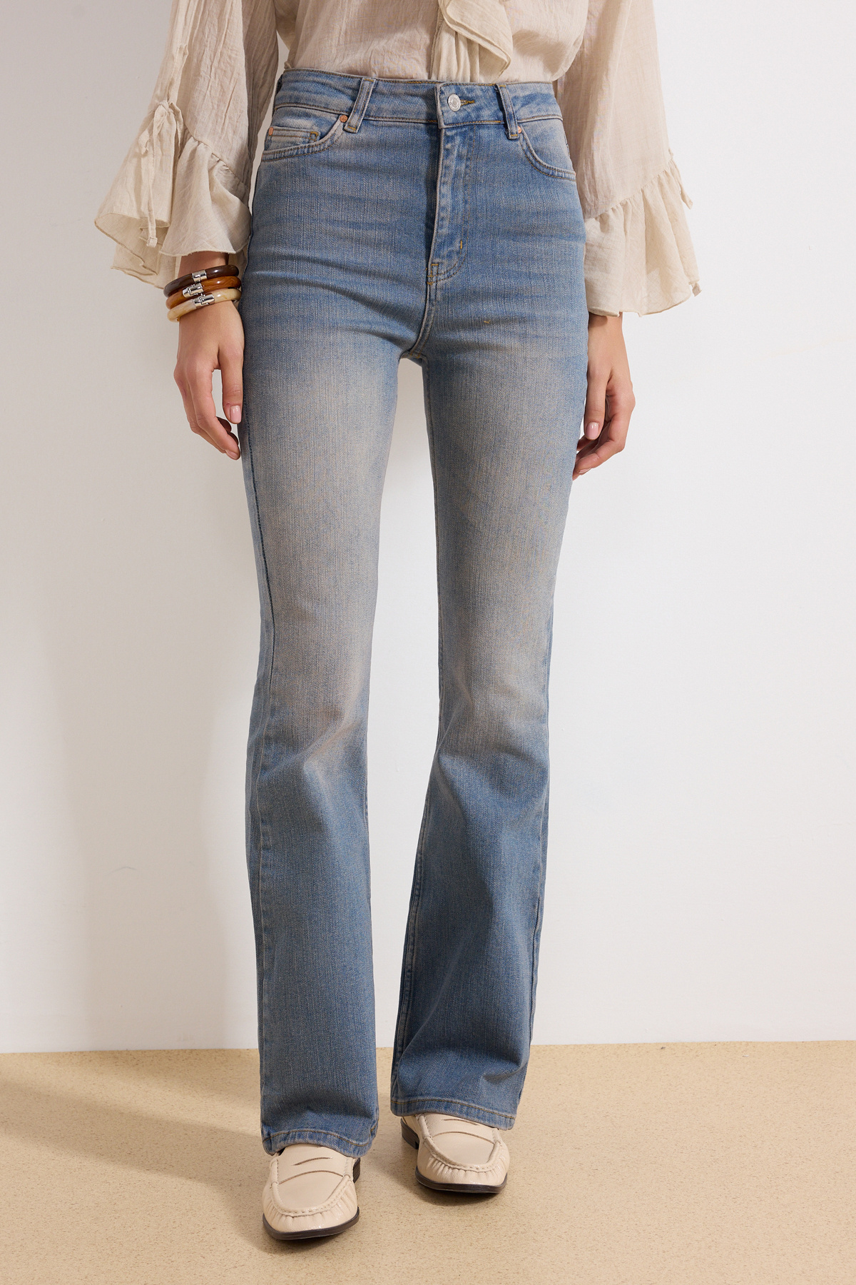 Trendyolmilla  Koyu Mavi Soluk Efekt Vintage Normal Bel Az Esnek İspanyol Paça Jeans TWOAW25JE00096 - Görsel 3