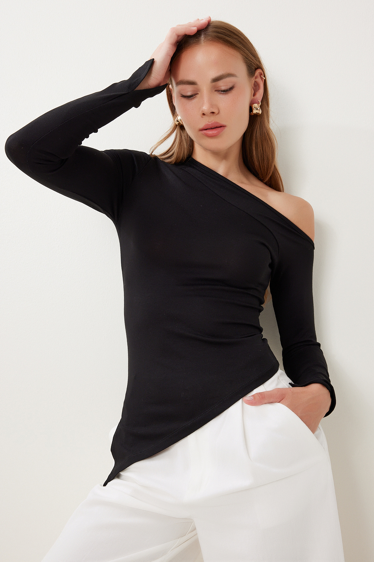 Happiness İstanbul  Kadın Siyah Asimetrik Yırtmaçlı Örme Bluz UB00427 - Görsel 3