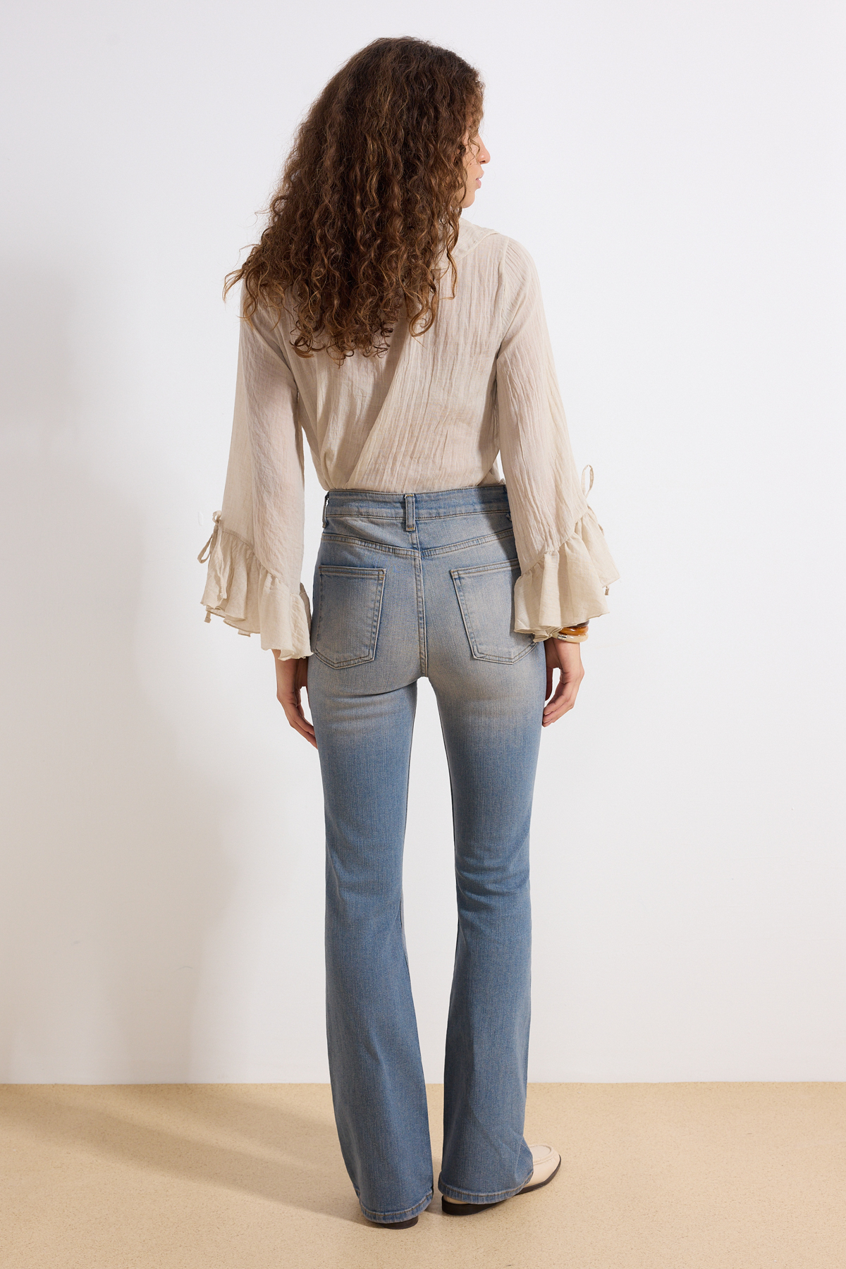 Trendyolmilla  Koyu Mavi Soluk Efekt Vintage Normal Bel Az Esnek İspanyol Paça Jeans TWOAW25JE00096 - Görsel 4