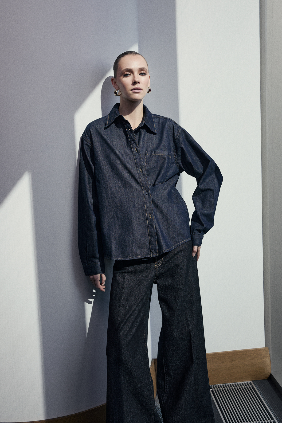 Trendyolmilla  Limited Edition Koyu Mavi Düğme Detaylı 100% Pamuk Denim Gömlek TWOSS26GO00007 - Görsel 2