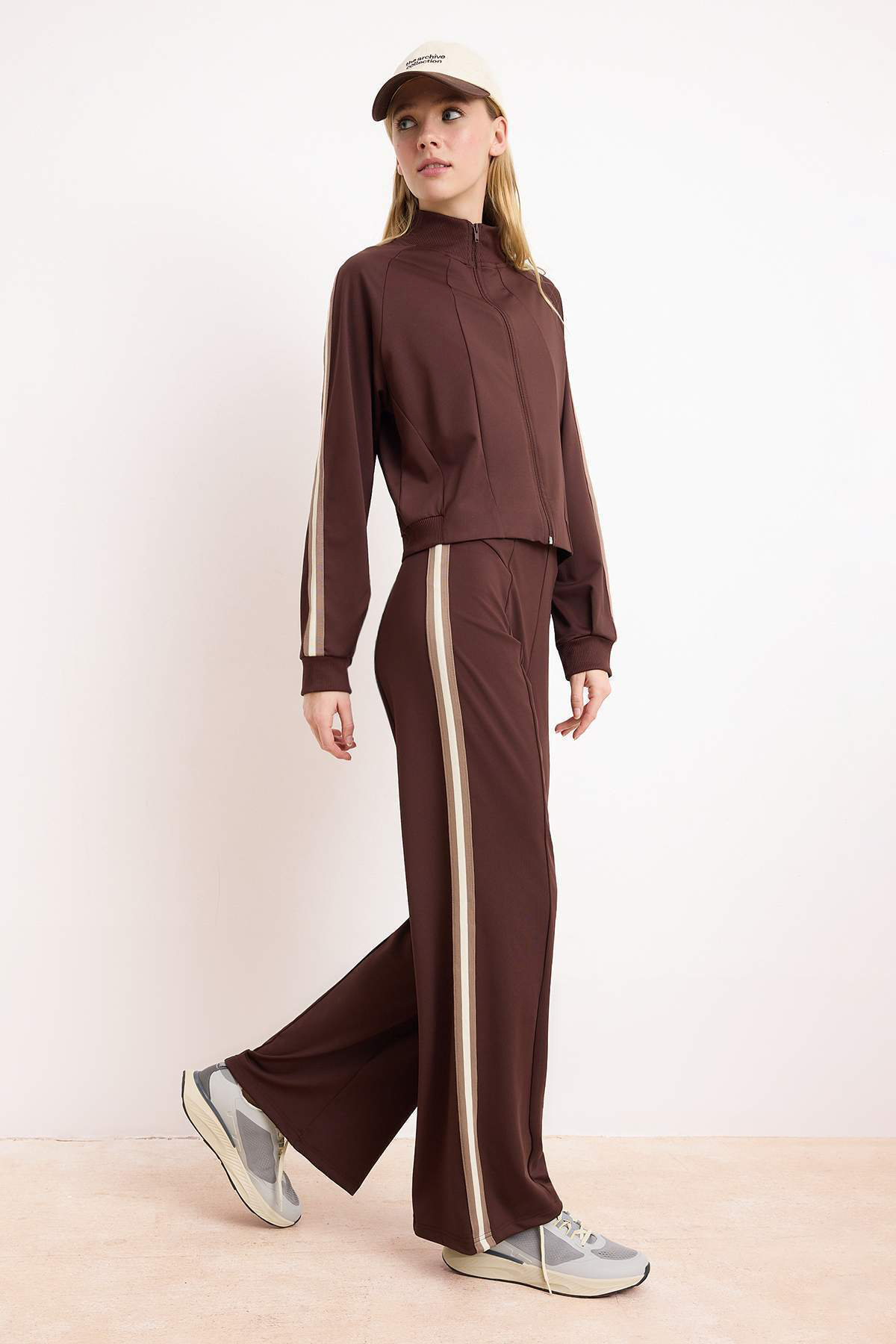 Trendyol Kollektion Braun gestreifte Sport-Jogginghose aus Taucher-/Scuba-Sto...