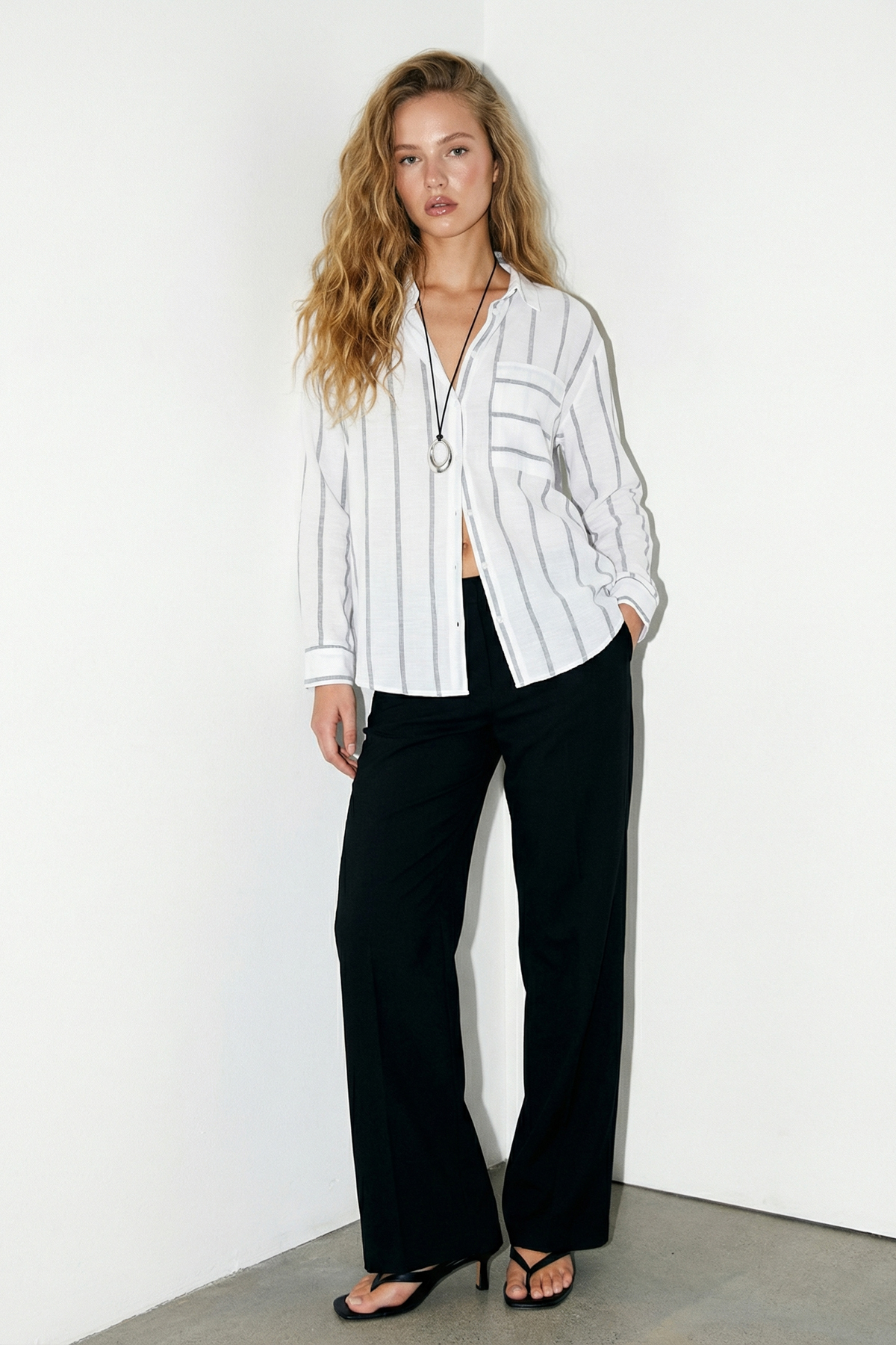 Trendyolmilla  Beyaz-Gri Geniş Çizgili Flamlı Pamuk Gömlek TDRSS26GO00006 - Görsel 2